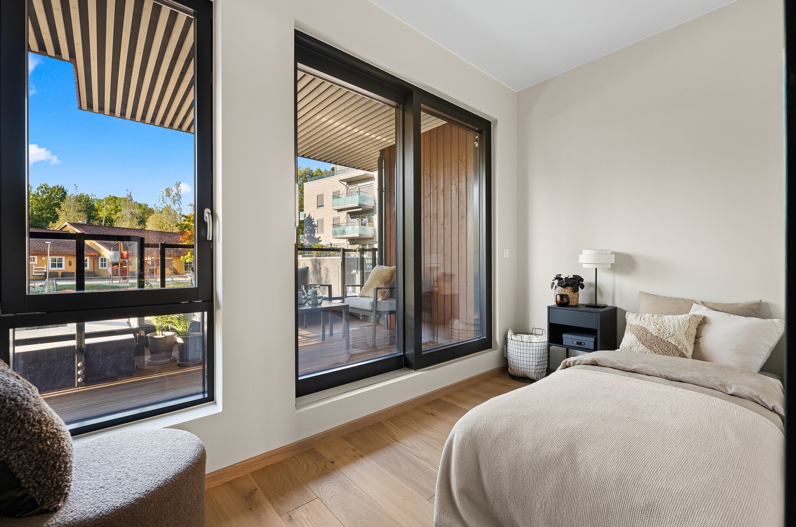 Det ene soverommet har utgang til en balkong hvor man kan nyte en god kopp kaffe om morgenen Galleribilde