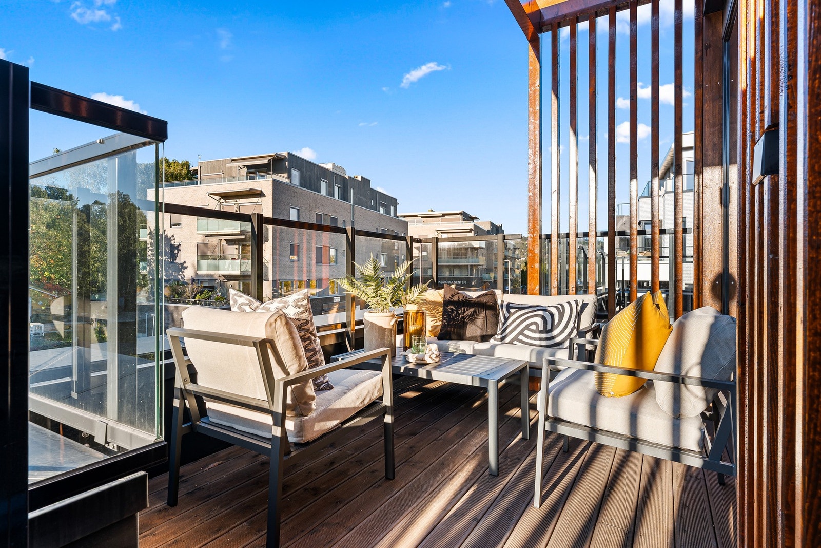 Fra TV-stuen er det utgang til boligens tredje uteplass. Galleribilde