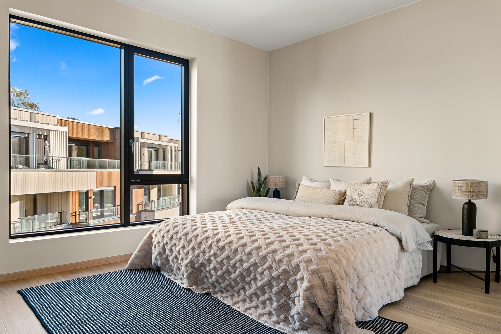 Soverommet er romslig med god plass til en dobbeltseng, nattbord og dekor. Galleribilde