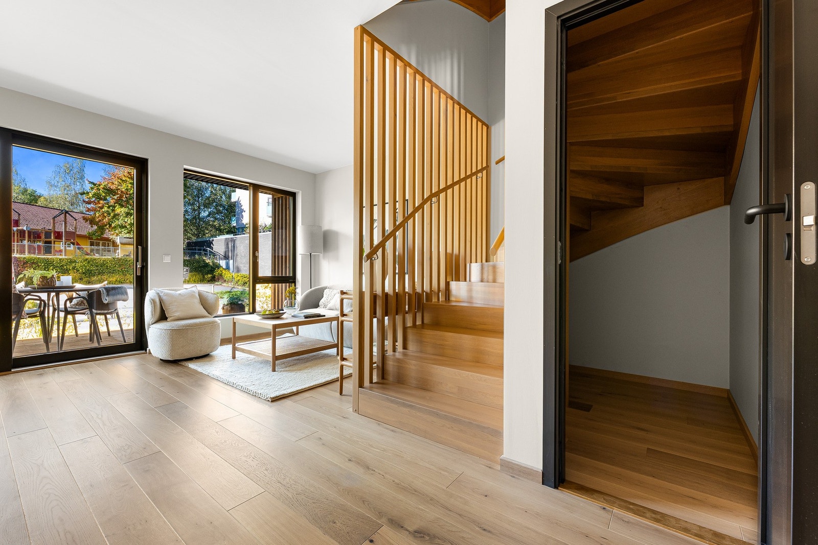 Under trappen er det også et kott som byr på godt med lagringsplass. Galleribilde