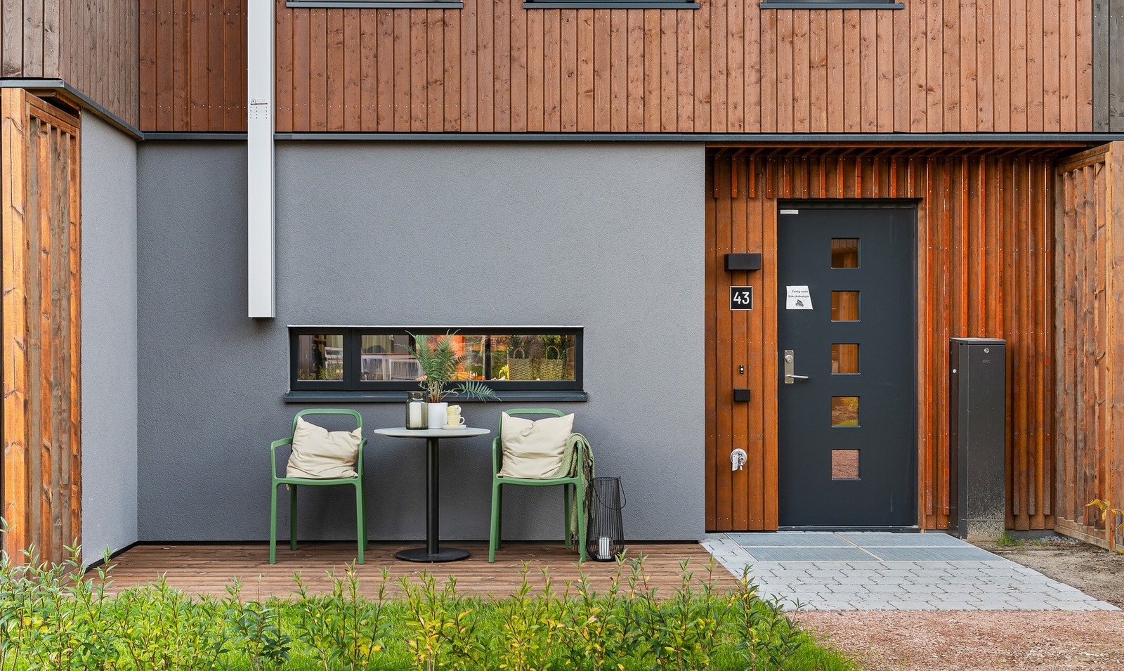 Boligen har adkomst via eget, pent opparbeidet inngangsparti med hageflekk. Galleribilde