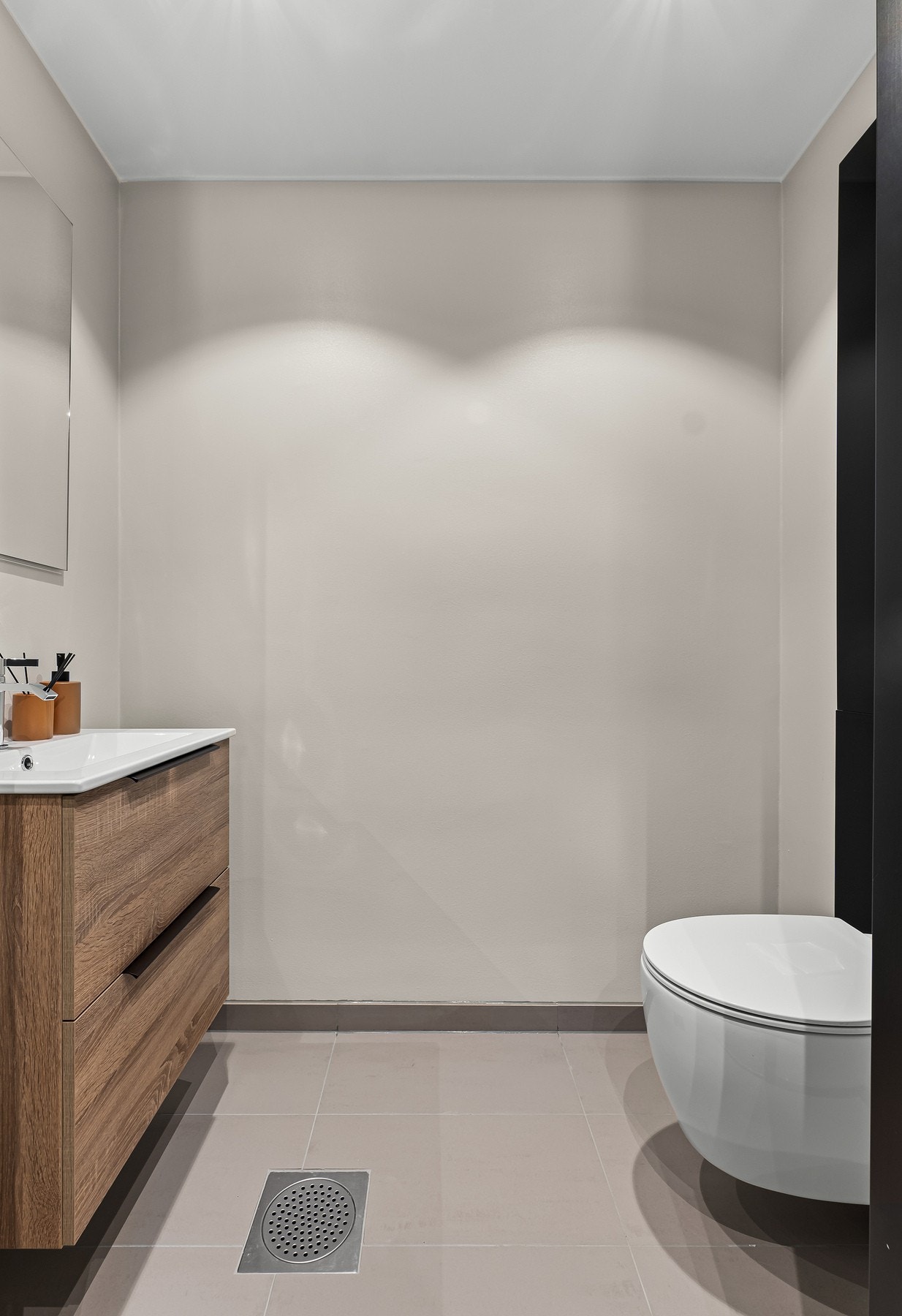 I første etasje har rekkehuset et flislagt toalettrom, meget praktisk som et gjestetoalett. Galleribilde