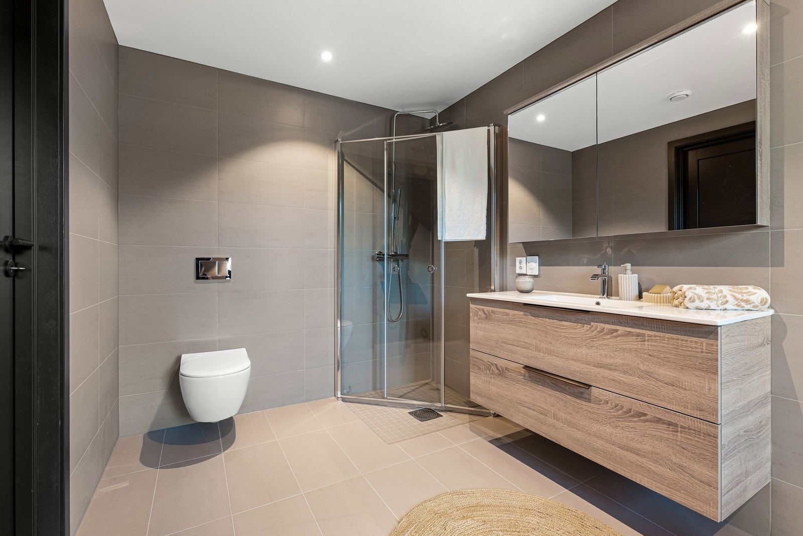 Romslig og pent bad beliggende i andre etasje. Galleribilde