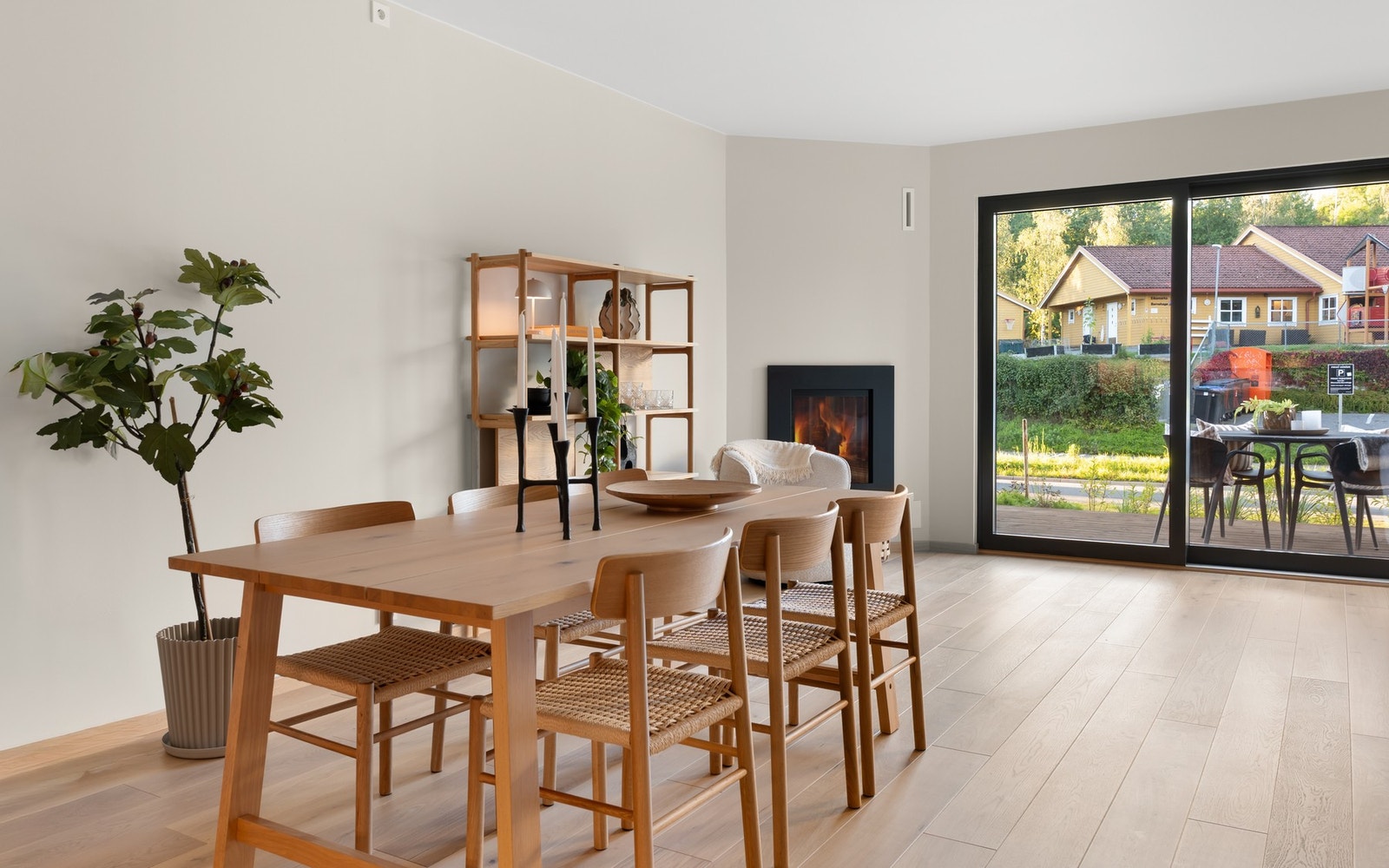 Boligen har vannbåren gulvvarme i alle rom unntatt bod. Kjøkkenet ligger i en åpen og sosial løsning med stuen - perfekt for sosiale sammenkomster. Galleribilde