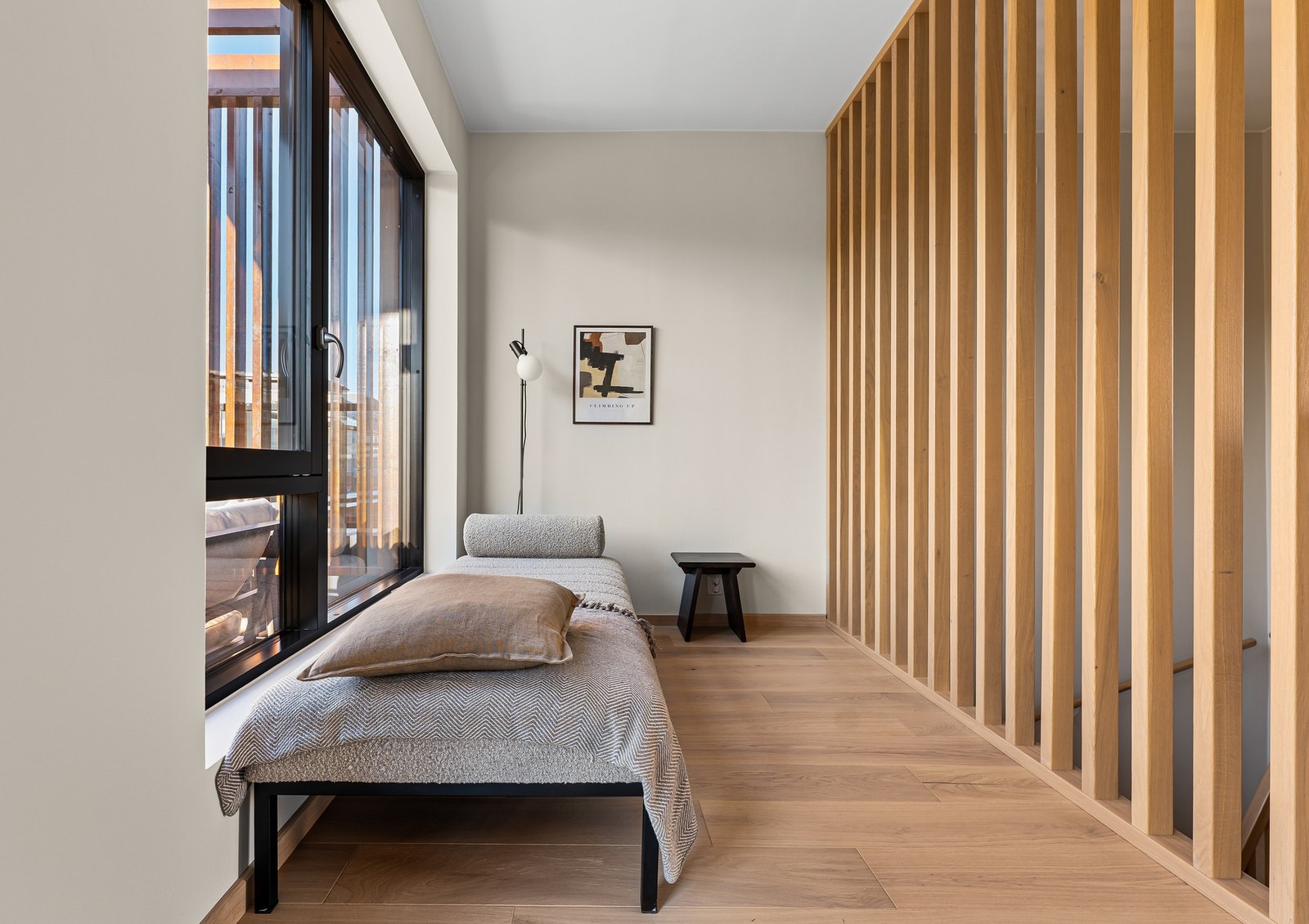 Stuen har lyse overflater og store vinduer som gir godt med lysinnslipp og en god romfølelse. Galleribilde