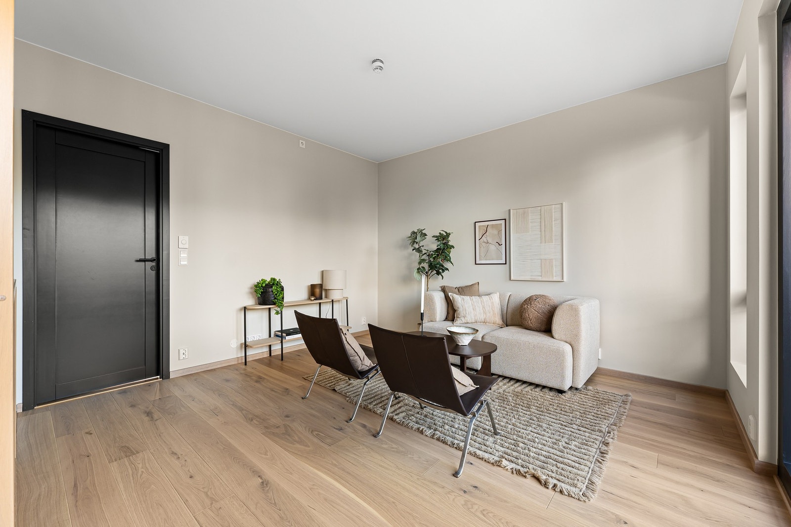 Det er god plass til å innrede med sofa, TV, skrivebord eller dekor. Galleribilde