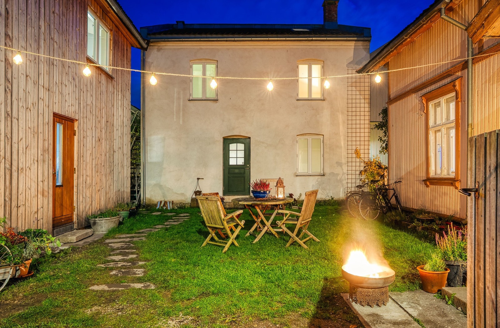 Bygningen er orientert i hesteskoformasjon og danner et intimt og trivelig tun. Galleribilde