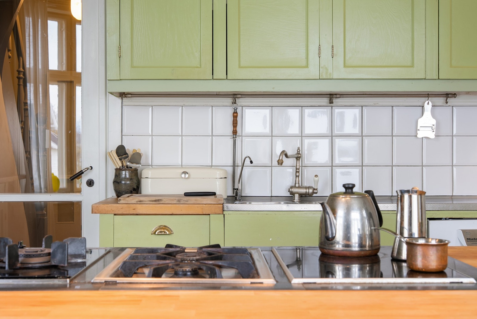 Keramisk koketopp og kokemuligheter med gass. Begge har bruksslitasje med redusert funksjon. Galleribilde