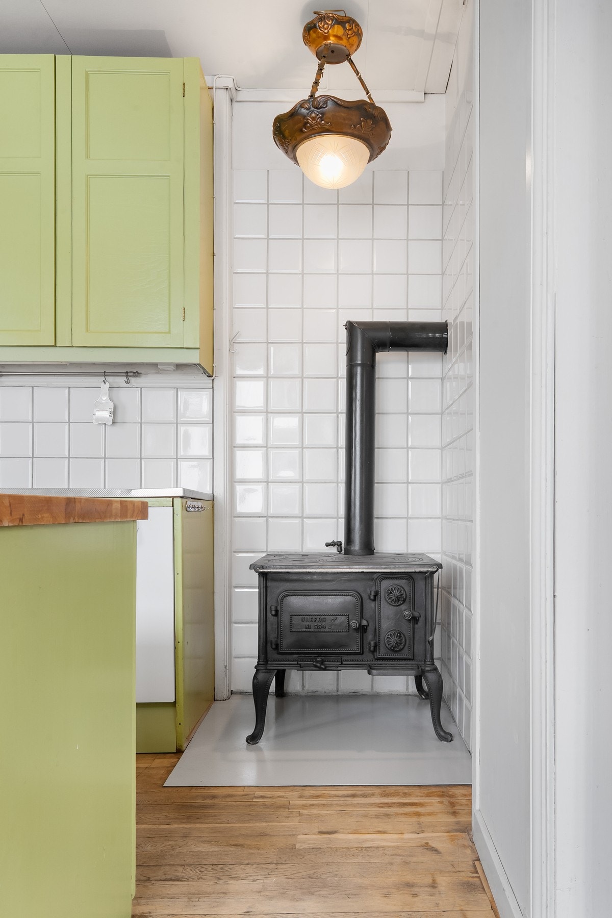 En gammel vedfyrt komfyr. Galleribilde