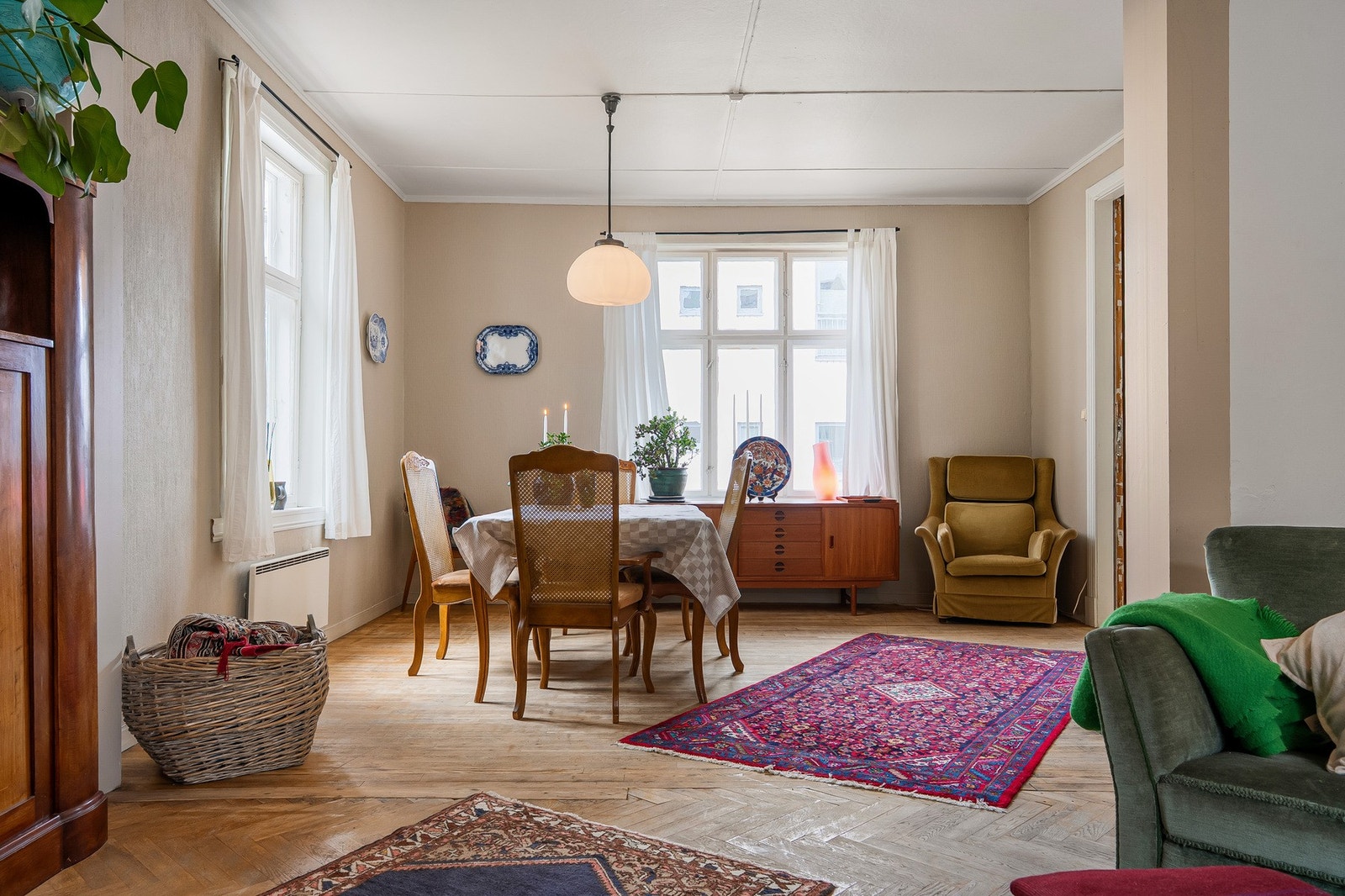 Spisestuen mot stuen, lys og romslig. Galleribilde