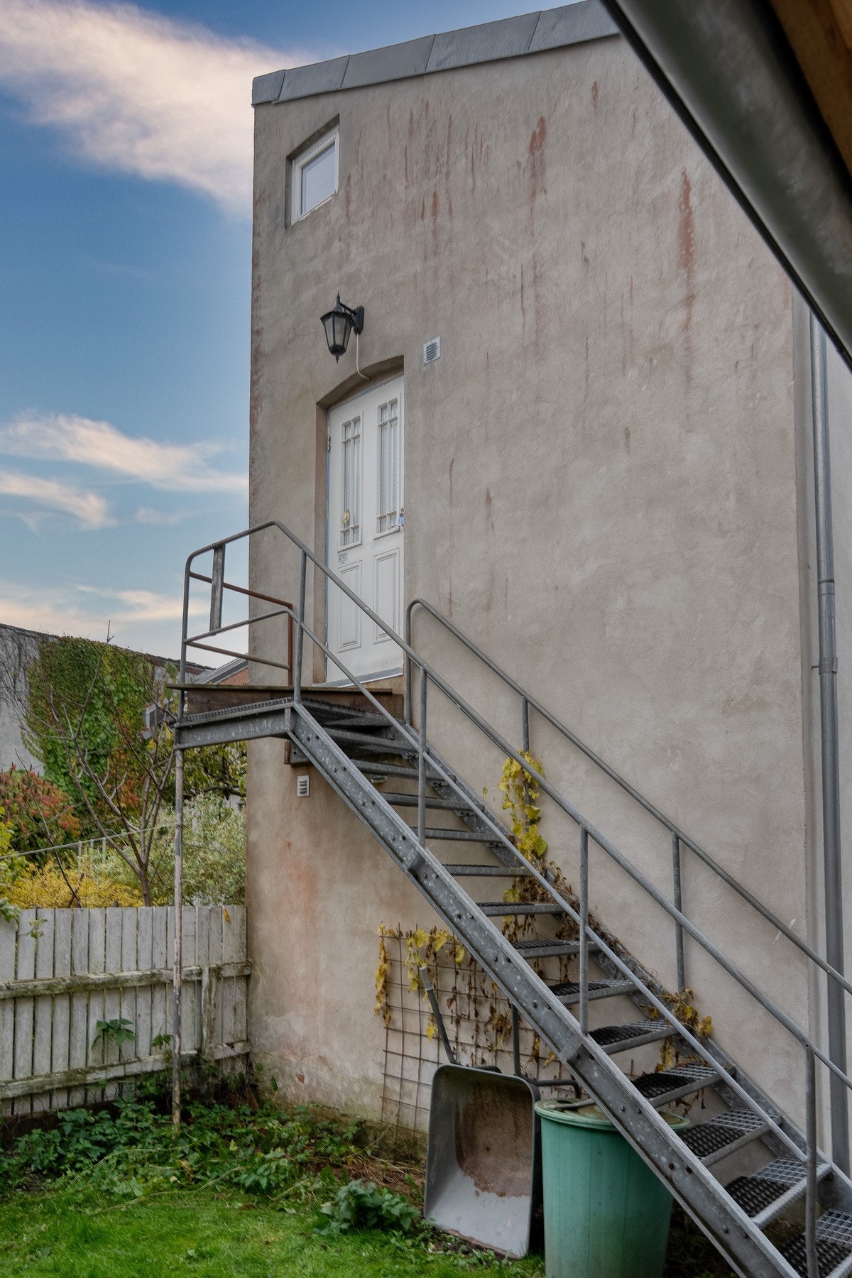 Utvendig trappeadkomst til andre etasje i annekset. Galleribilde
