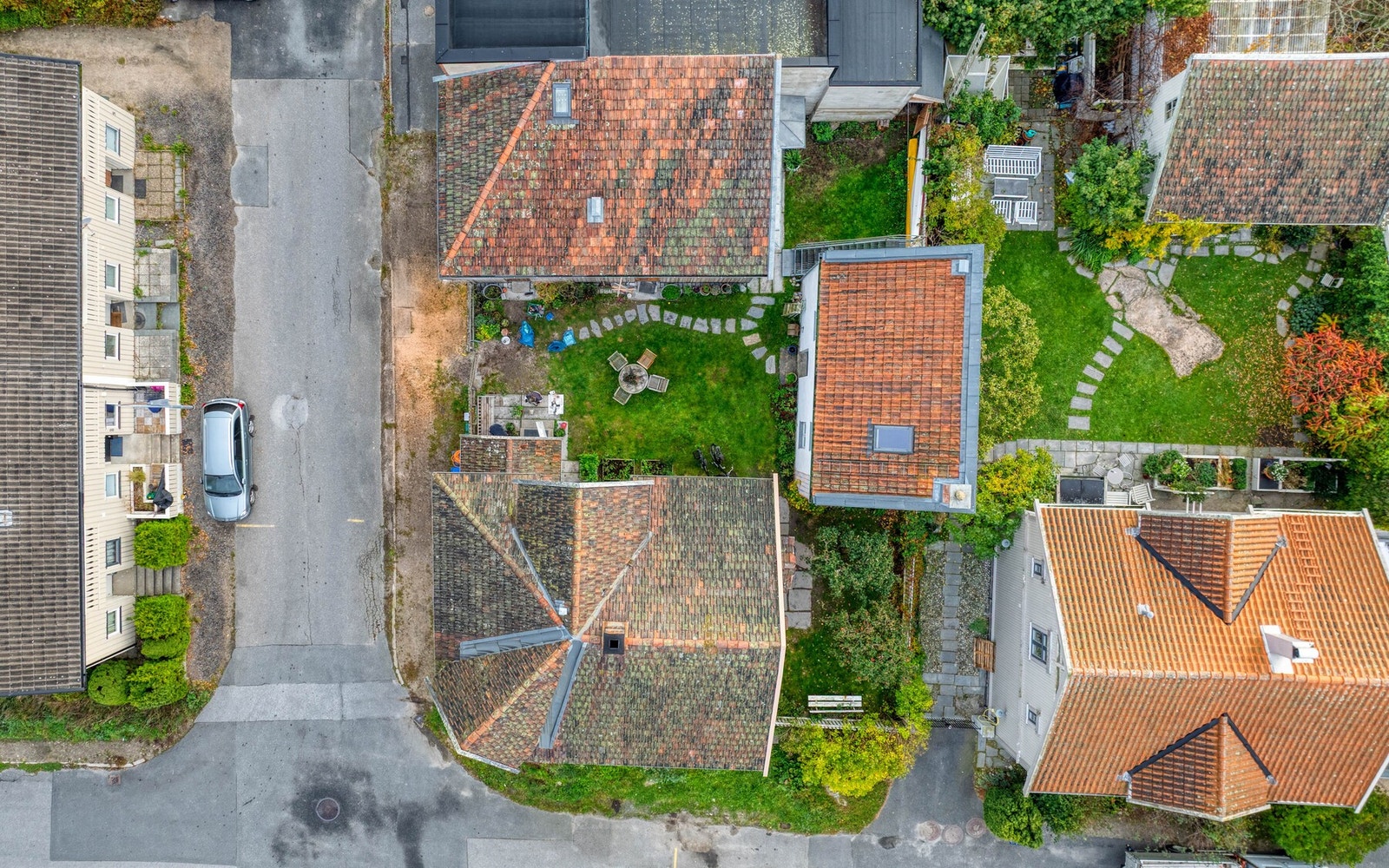 De tre bygningene lager tre stemingsfulle uterom. Et felles tun mellom de tre og to mer private. Galleribilde