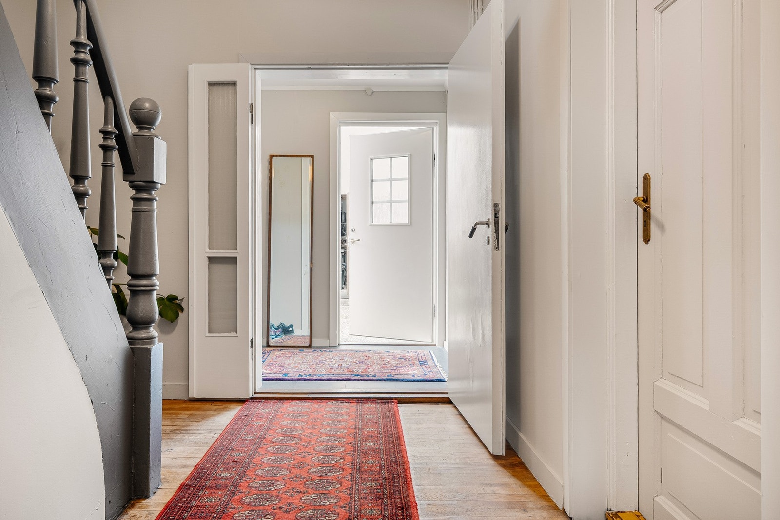 Hallen med trapp til andre etasje. Galleribilde