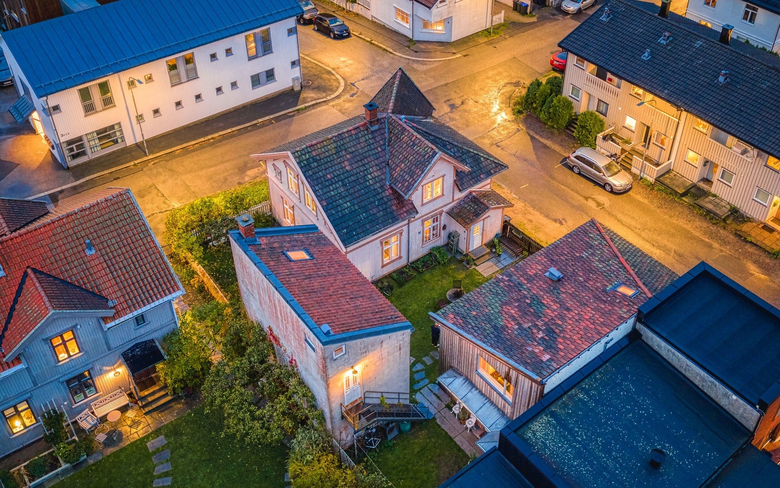 Dette er Odins gate 4 A og B. Tre hus som danner et idyllisk tun på St.Hansfjellet - et tilbaketrukket smågatemiljø midt i Fredrikstad sentrum. Galleribilde