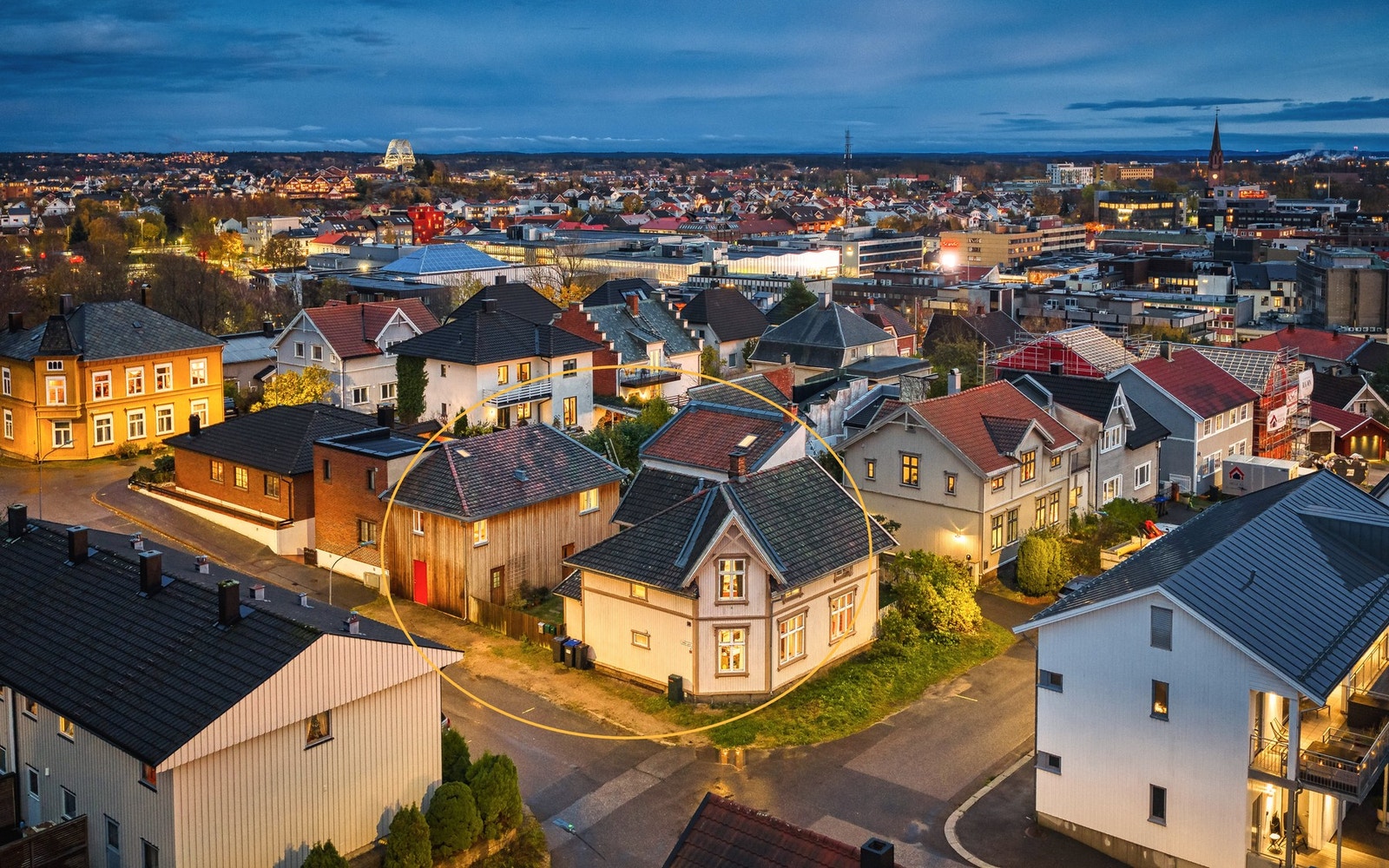 St. Hansfjellet ligger så og si midt i sentrum av Fredrikstad, i et rolig smågatemiljø - hevet over byen. Galleribilde