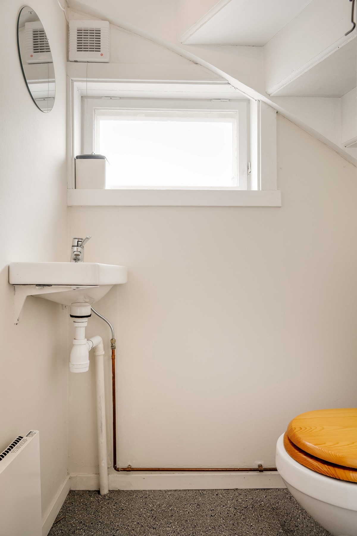 Wc, eller klosett, ble tradisjon tro plassert i rommet under trappen. Galleribilde