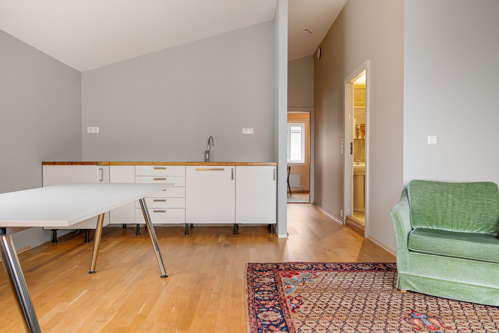 Fra stue/kjøkken mot soveromgang og bad. Galleribilde