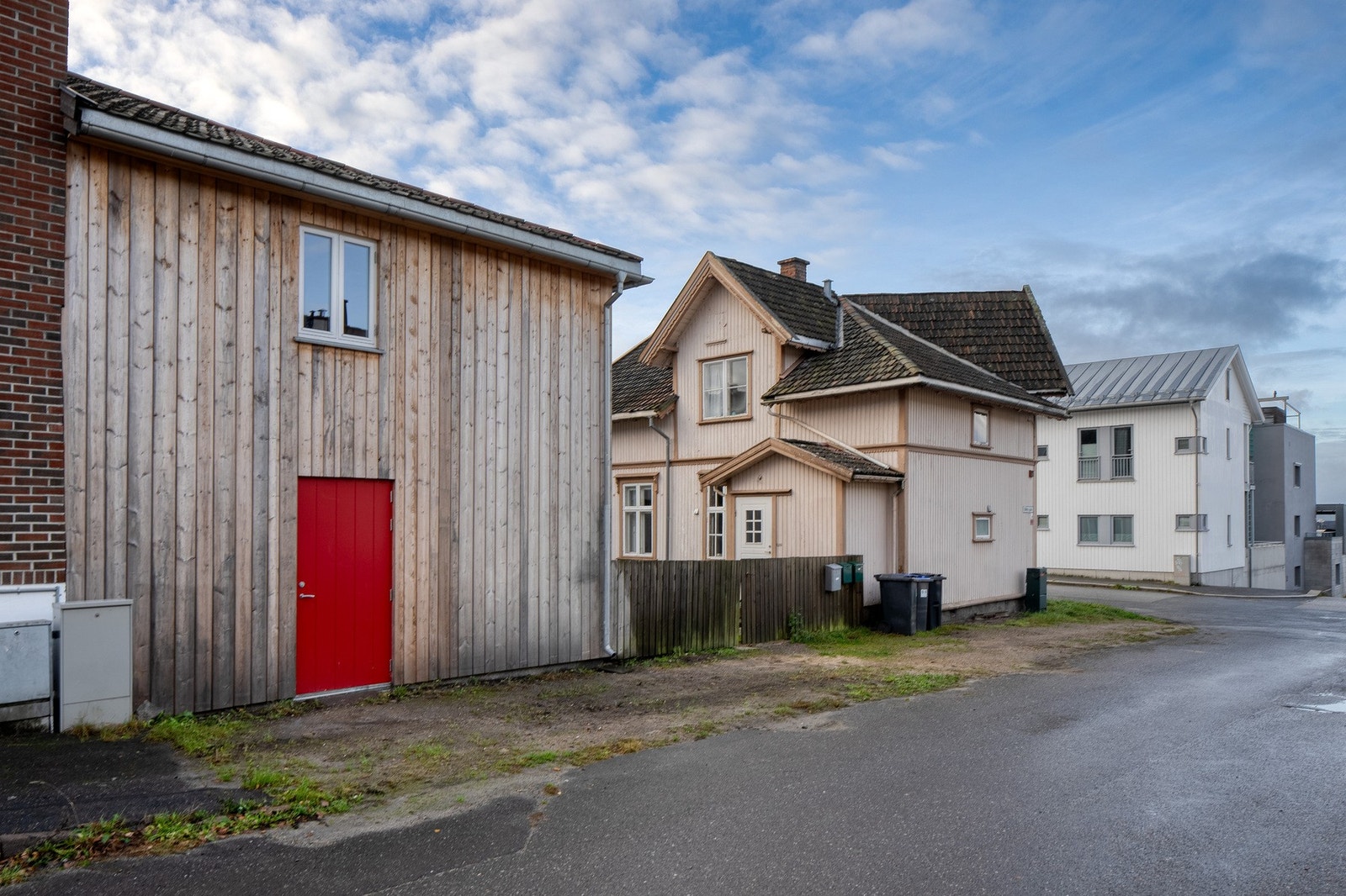 Garasjebygget og Hovedhuset sett fra Odins gate. Galleribilde