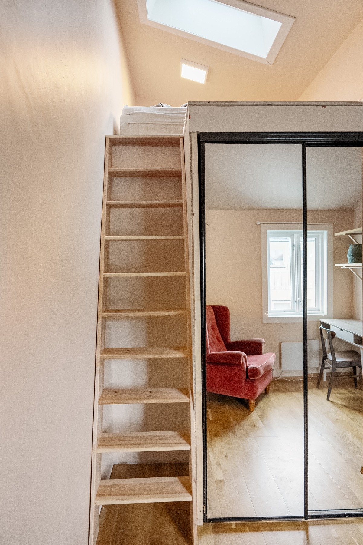 Stigeadkomst til hems fra soverom. Galleribilde