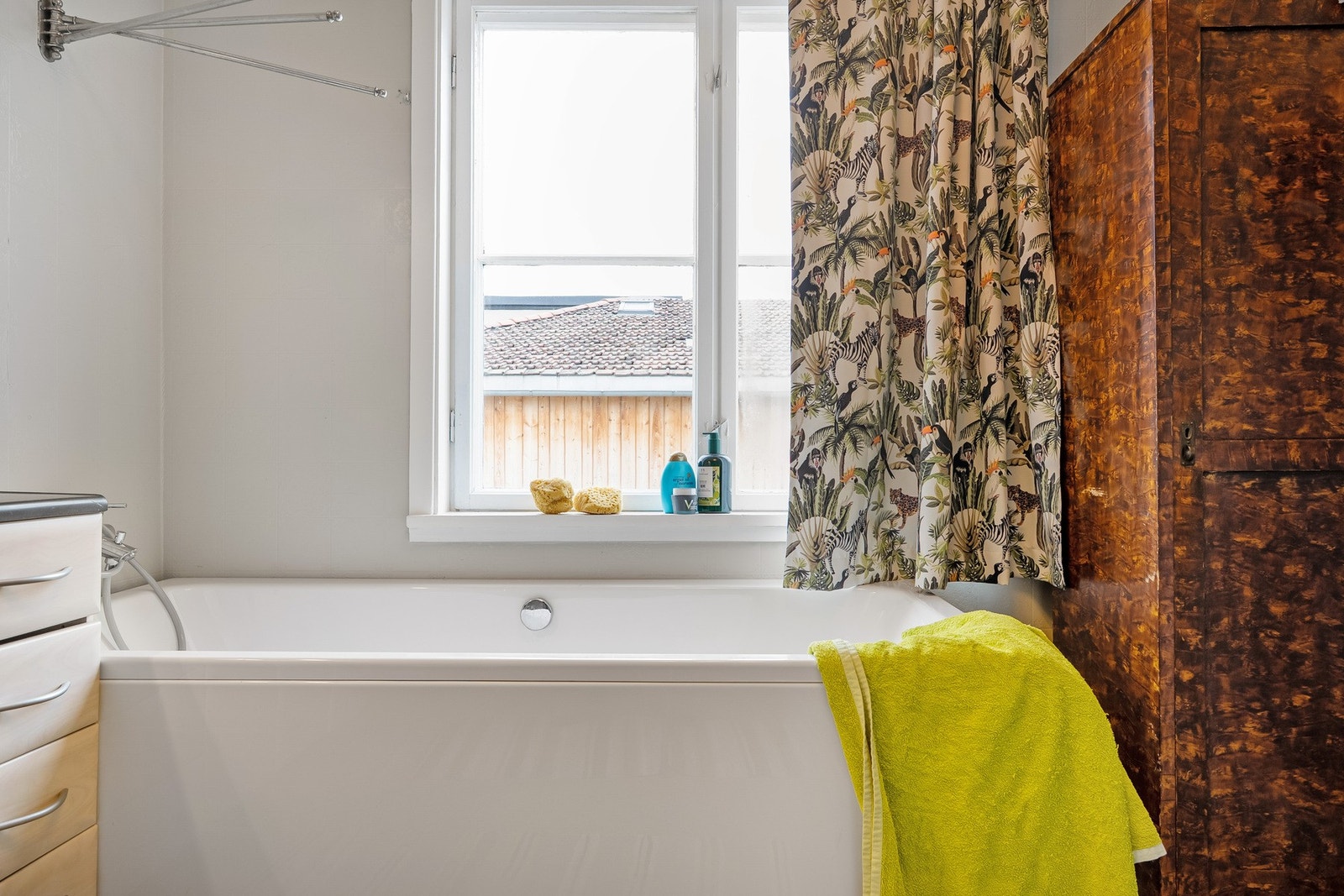 Badet er stort, med store vinduer. Galleribilde