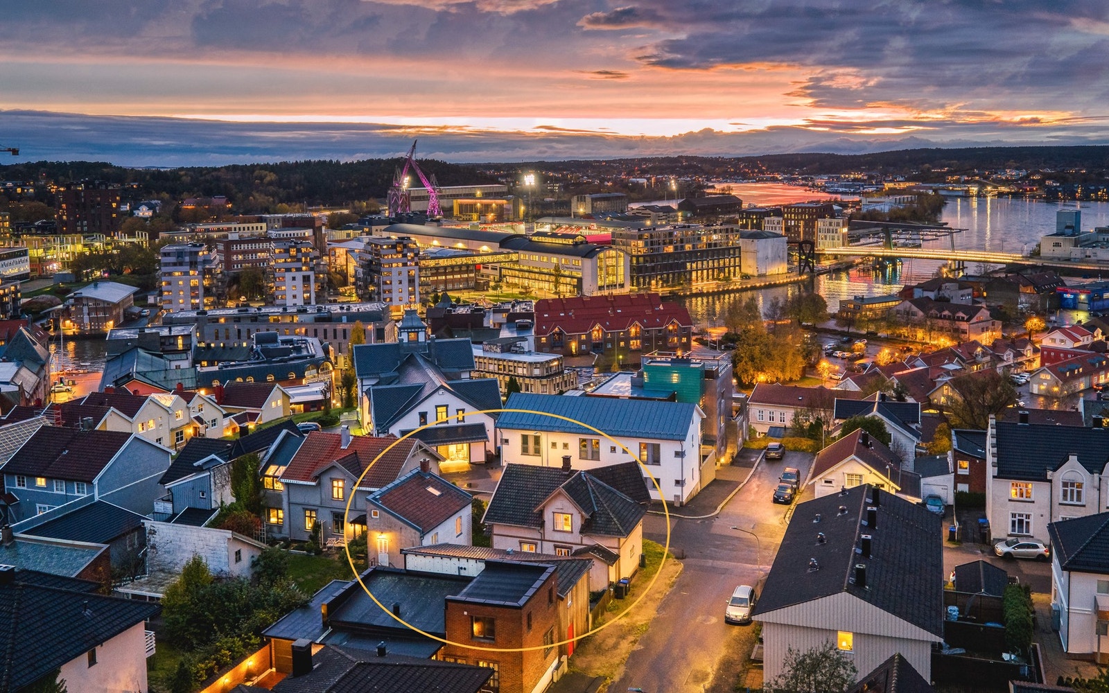 Gateløpene gir siktlinjer ut over byens tak og til vannspeilet mot ved Vesterelva og Gressvik. Galleribilde