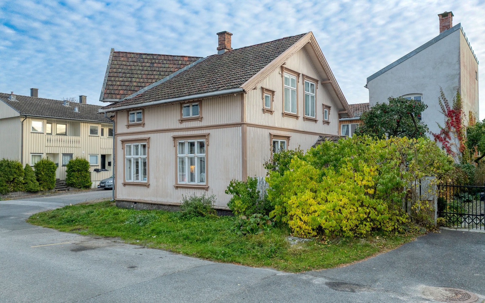 Fra Valhalls gate, med den lille eplehagen utenfor hovedhuset og annekset. Galleribilde