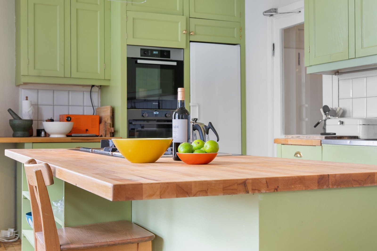 Et stort kjøkken - der alt skjer i det daglige. Her er det god plass til tilberedning, leksearbeid og selskap. Galleribilde