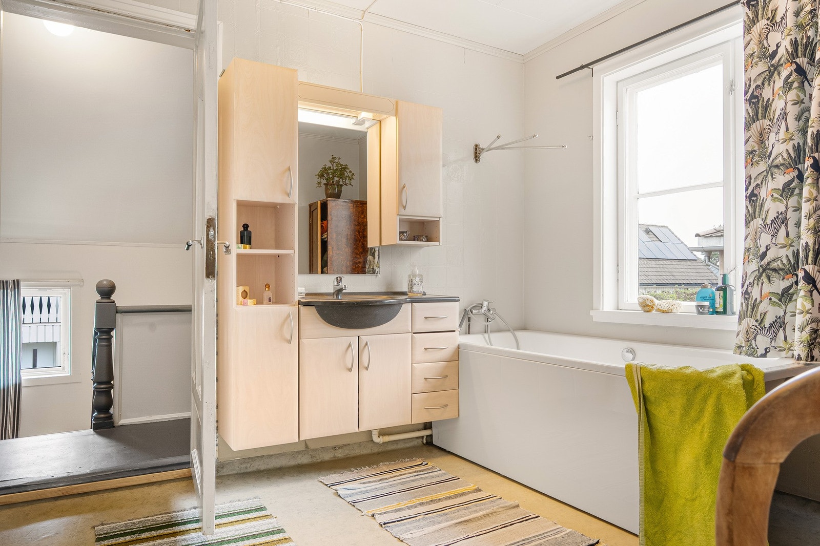 Badet har adkomst fra soverom og til trappegangen. Galleribilde