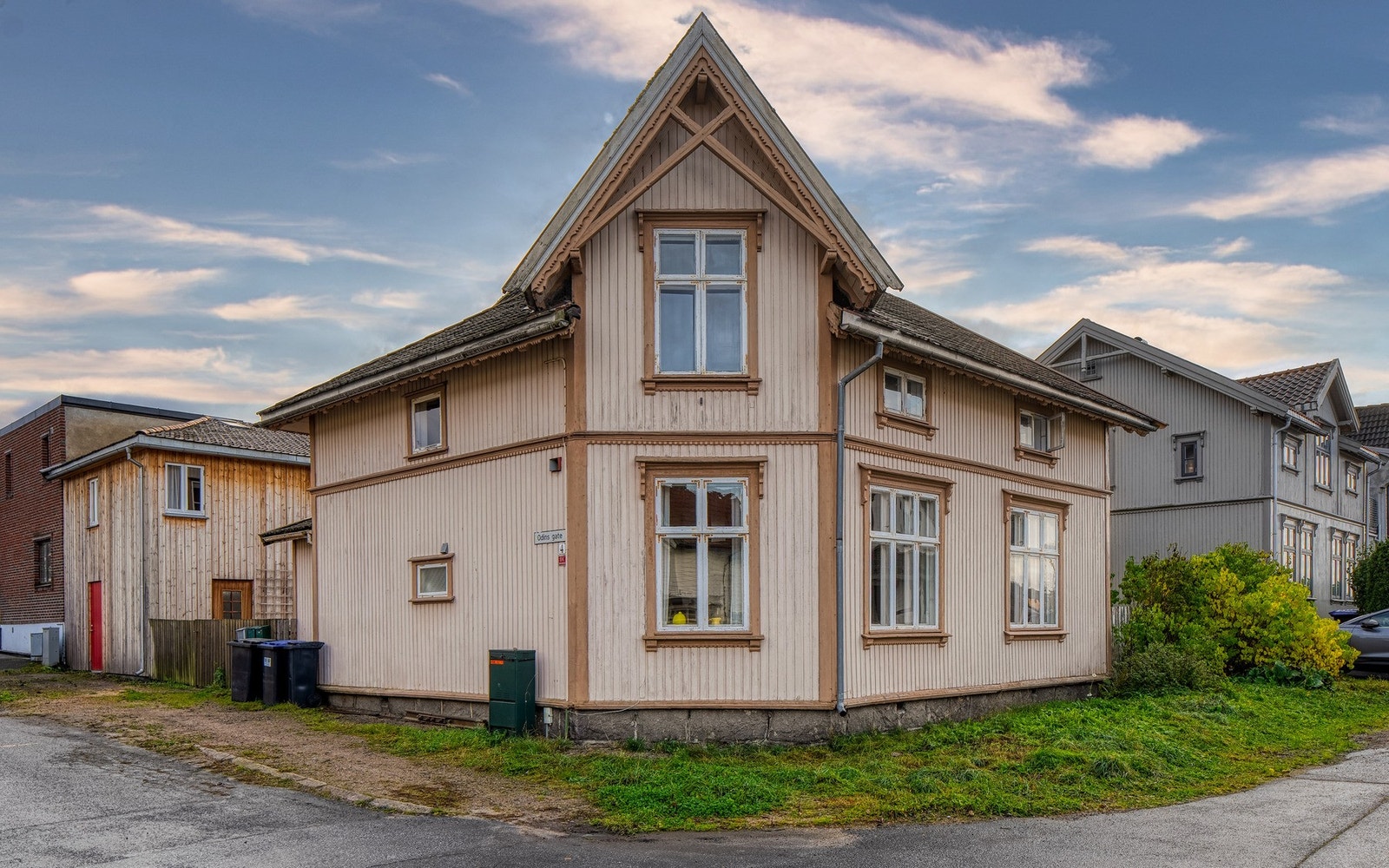 Hovedhuset fra 1880 årene ligger på hjørnet mellom Valhalls gate og Odins gate. Området har sine gatenavn fra flere Norønne guder. Galleribilde