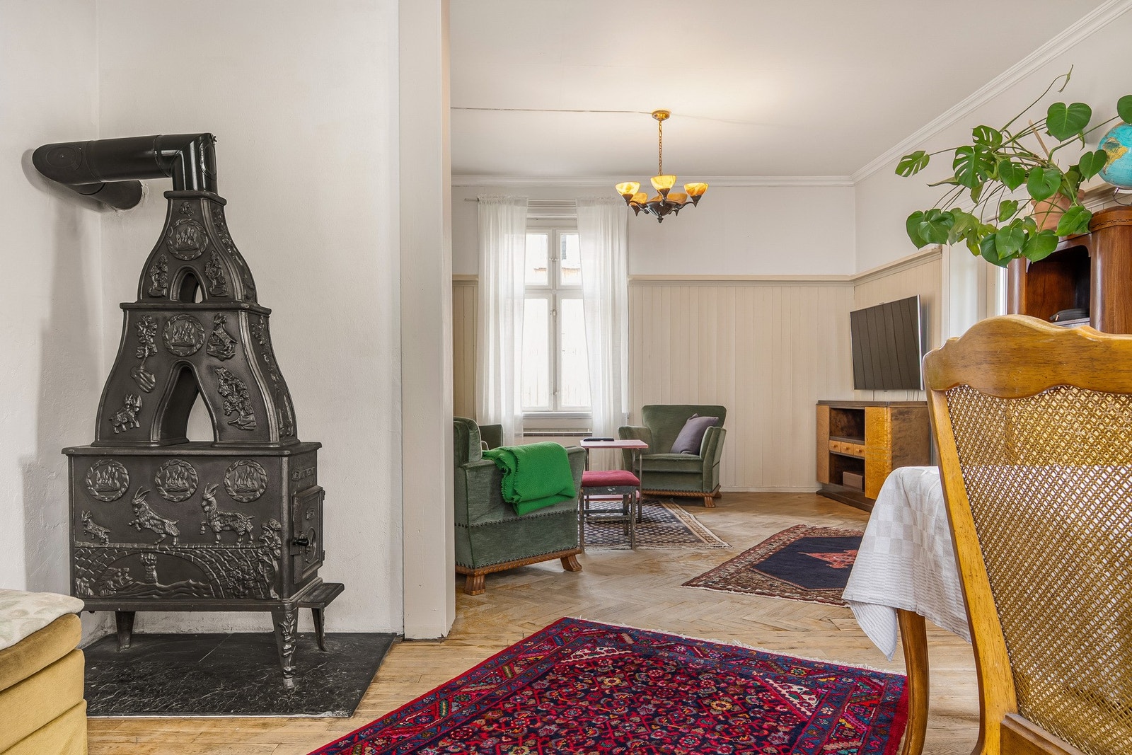 En stor, god og varm vedovn mellom spisestuen og stuen. Galleribilde