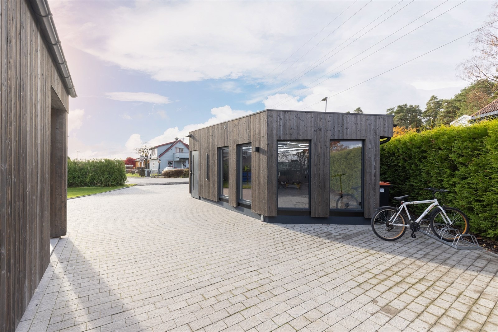Parkering i frittliggende garasje oppført på eiendommen i 2023/24, eller i romslig gårdsplass opparbeidet med belegningsstein. Galleribilde