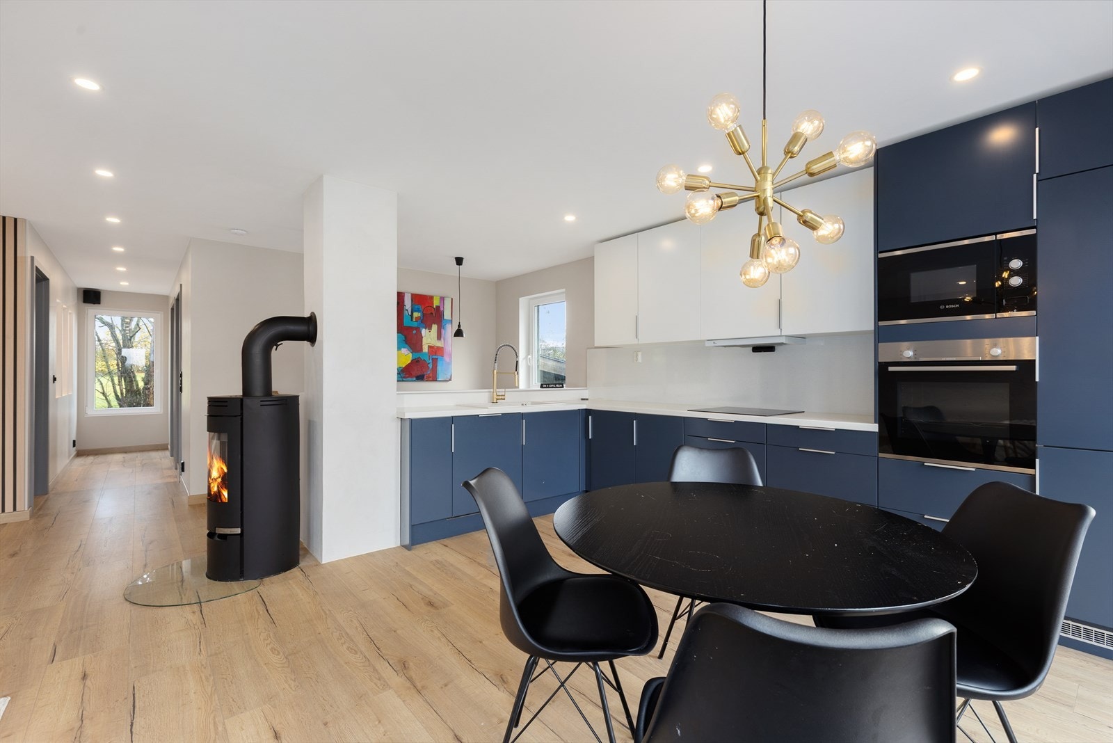 Over kokesonen er det montert komfyrvakt og ventilator, med utlufting via yttervegg. Det er også lagt opp til vannstoppersystem. Galleribilde