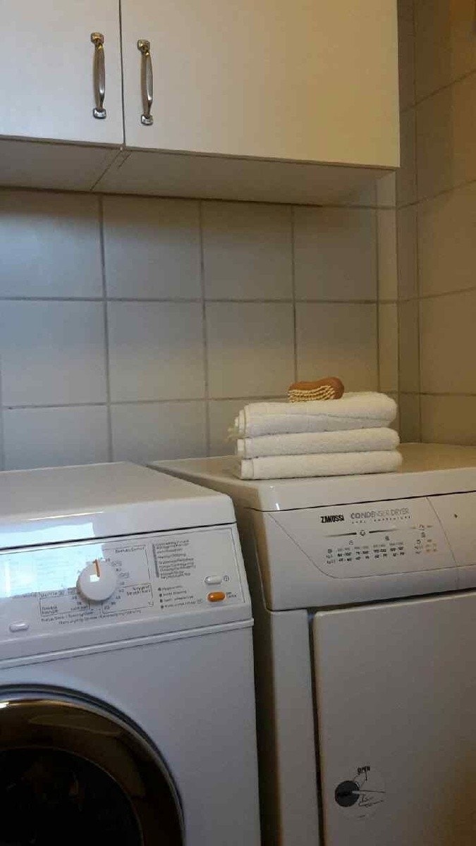 Badet. Vaskemaskin og tørketrommel inkludert. Galleribilde