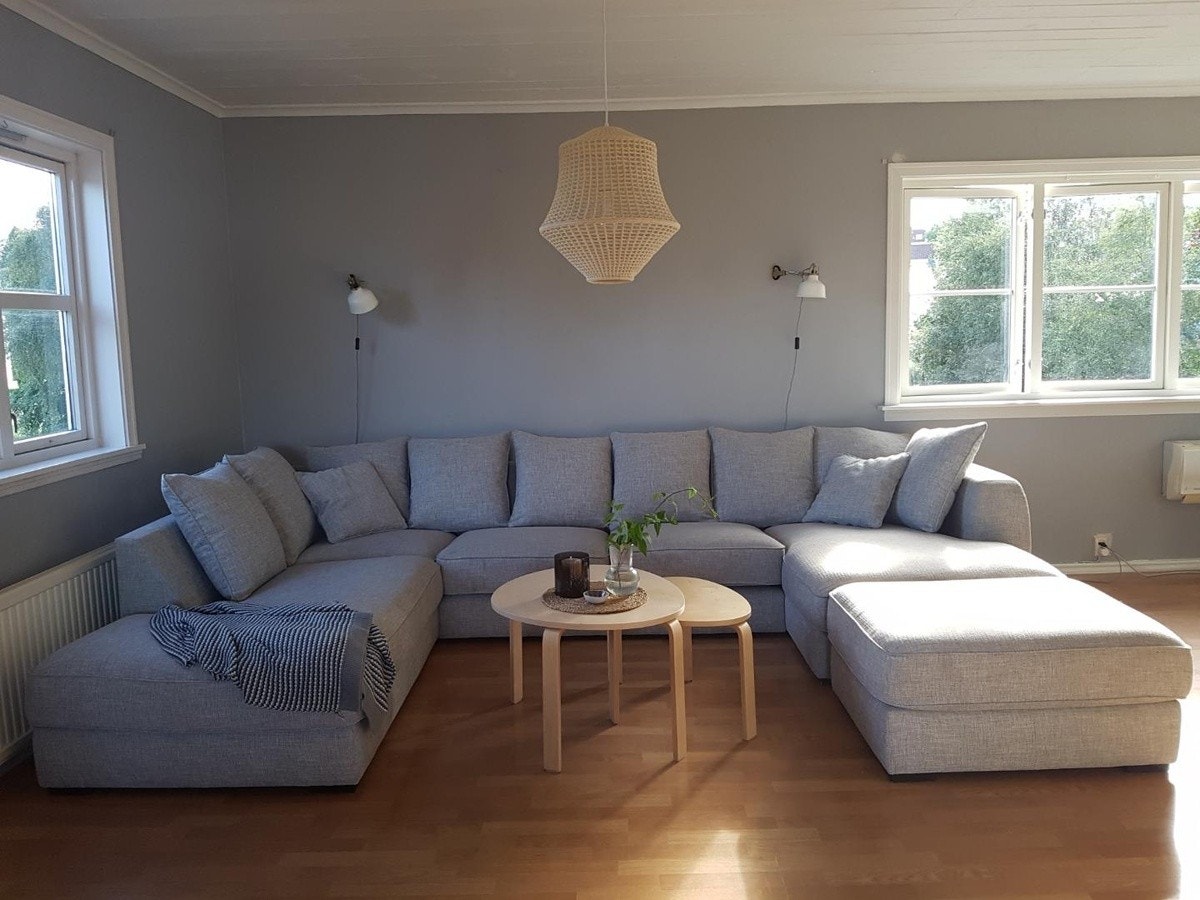 Store fine oppholdsrom. Stue med stor sofa. Galleribilde