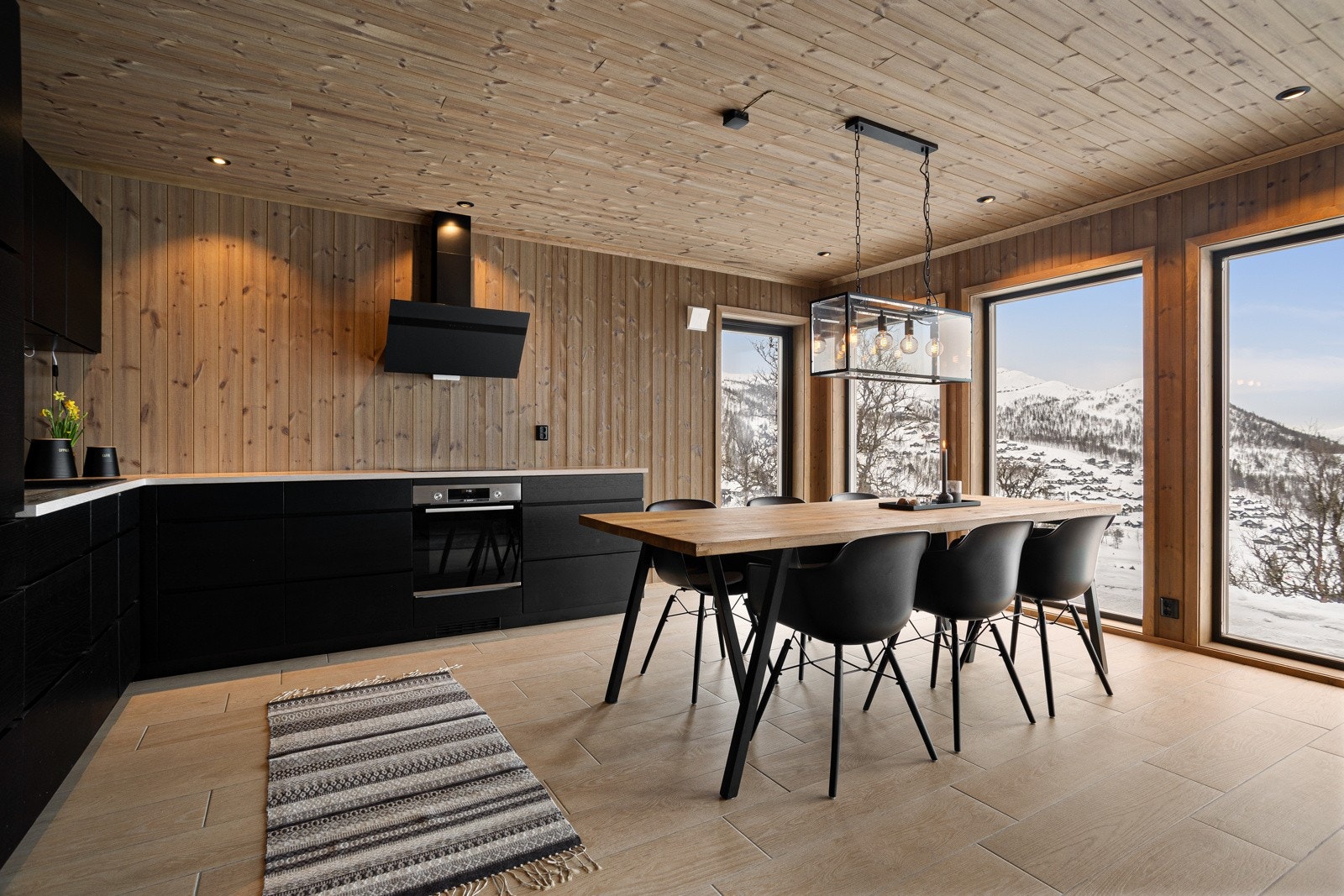 Fra spisestuen kan man hvile øynene på den flotte utsikten over fjellrekkene og alpinbakkene Galleribilde