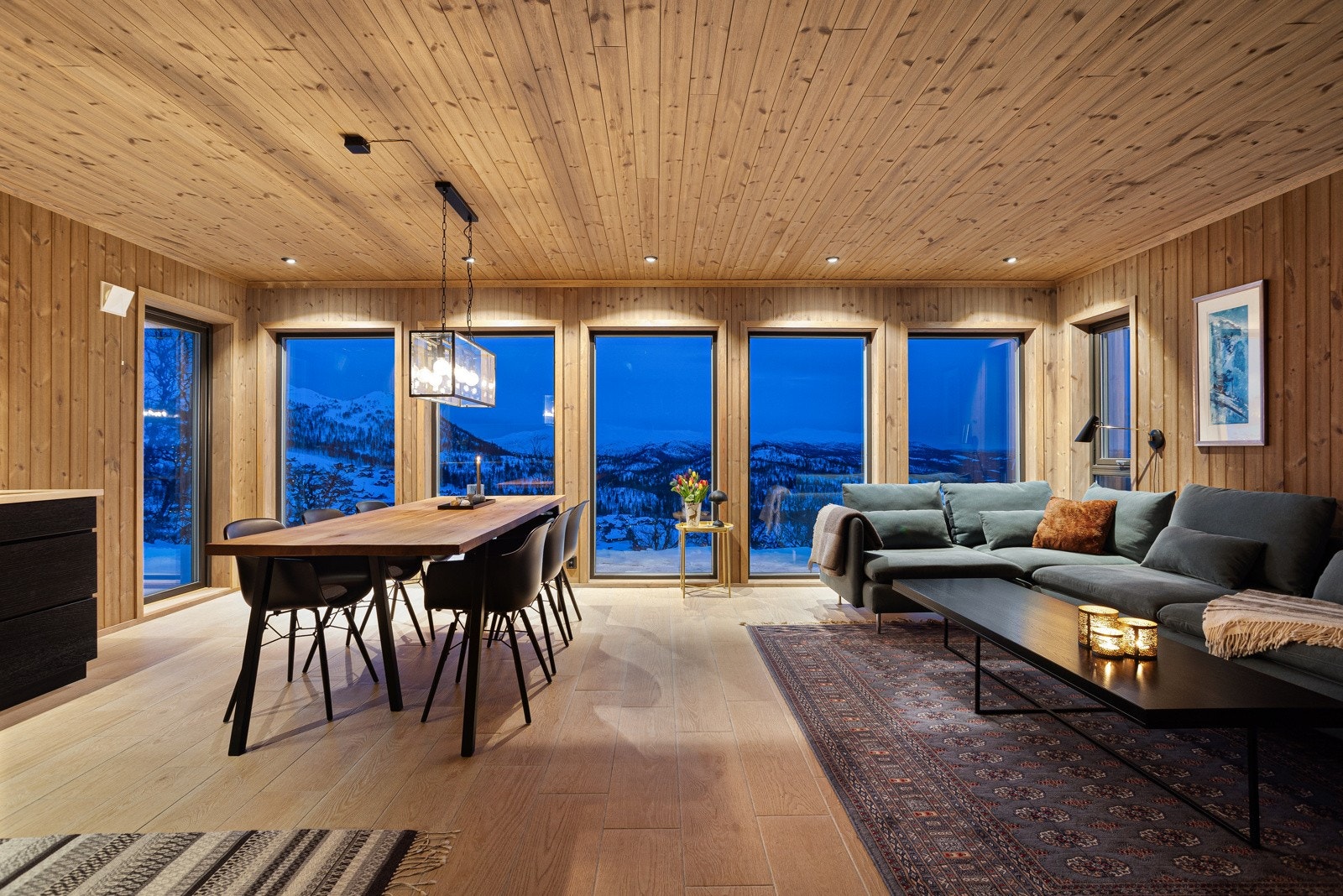 Stuen har tak, vegger og listverk i samme fargevalør, noe som skaper et rolig, lunt og moderne uttrykk Galleribilde