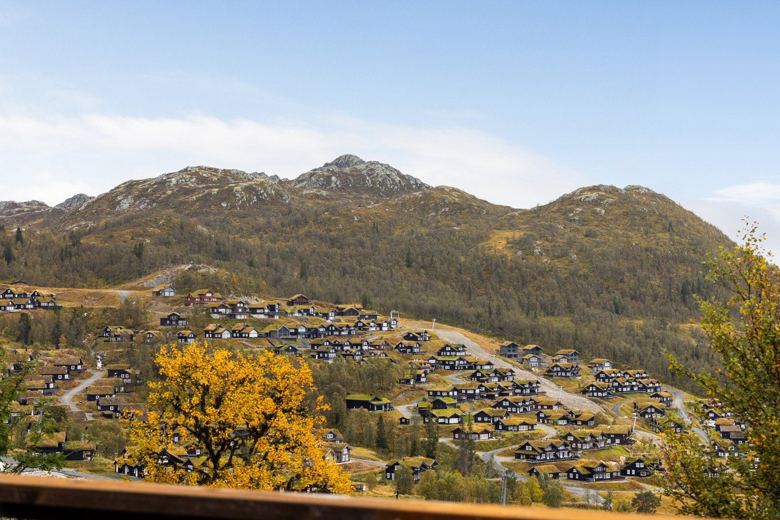 Eiendommen ligger 958 moh ytterst på pynten. Sørvendt plassering med sol på terrassen fra tidlig morgen til sent på kveld Galleribilde