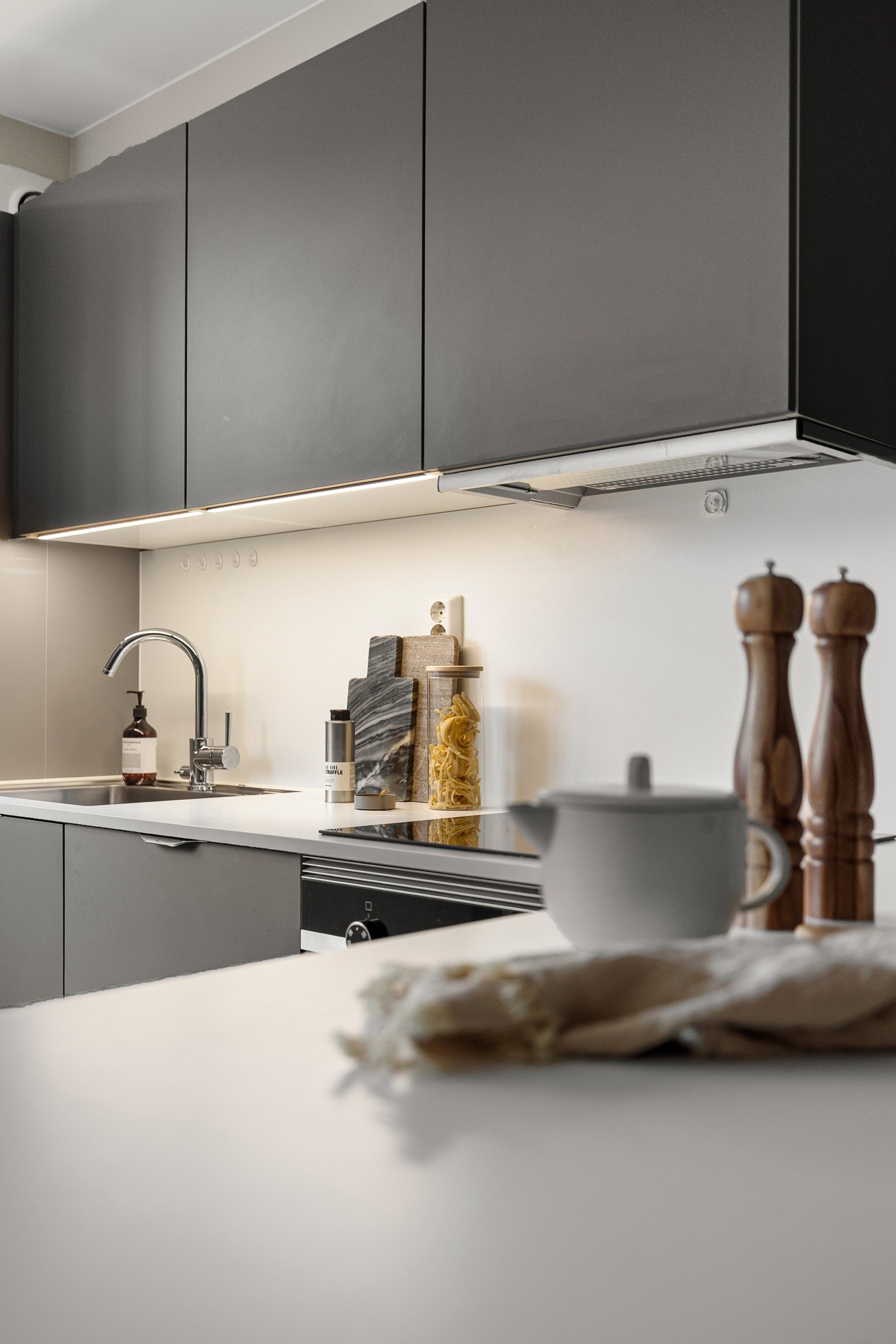 Laminat benkeplate med nedfelt stålkum og induksjonstopp. Galleribilde