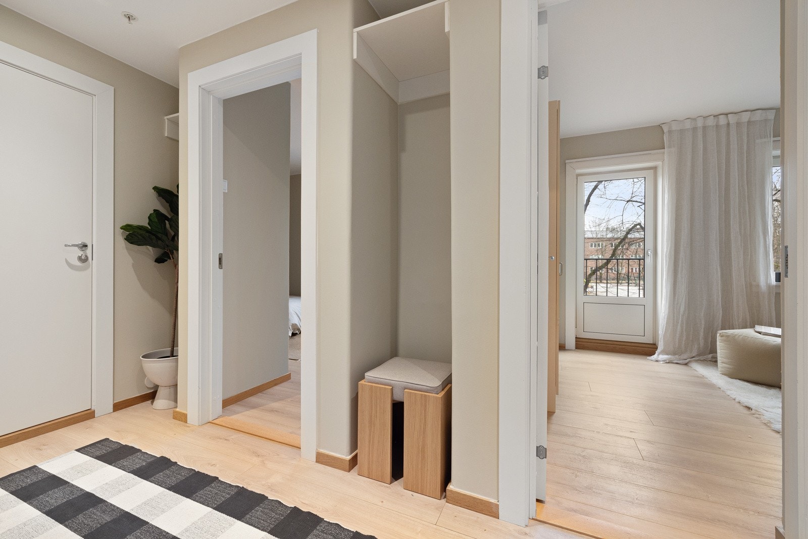 Boligen har tre romslige soverom med god plass til stor dobbeltseng med nattbord på hver side. Galleribilde