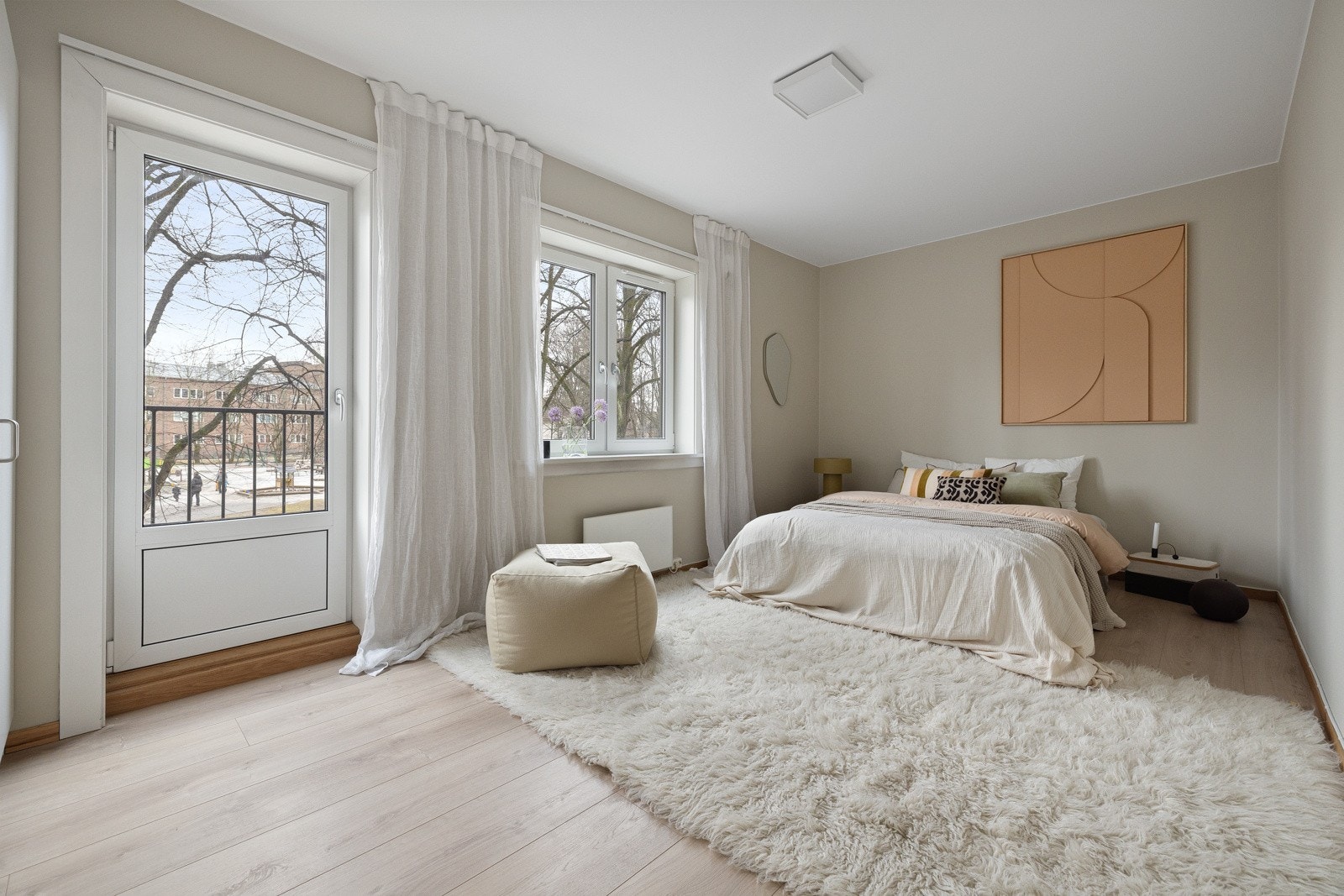 Hovedsoverommet har i tillegg tilgang til fransk balkong, som gir en luftig og åpen følelse. Galleribilde