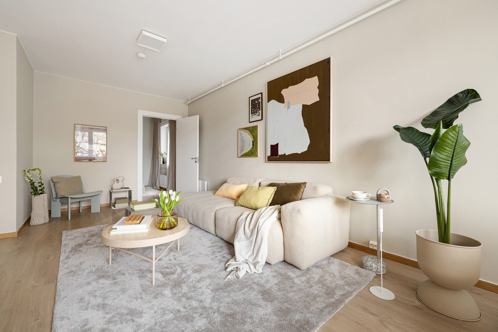 Leiligheten har god intern beliggenhet og vender mot rolig bakgård og byr på rikelig med naturlig lysinnslipp. Galleribilde