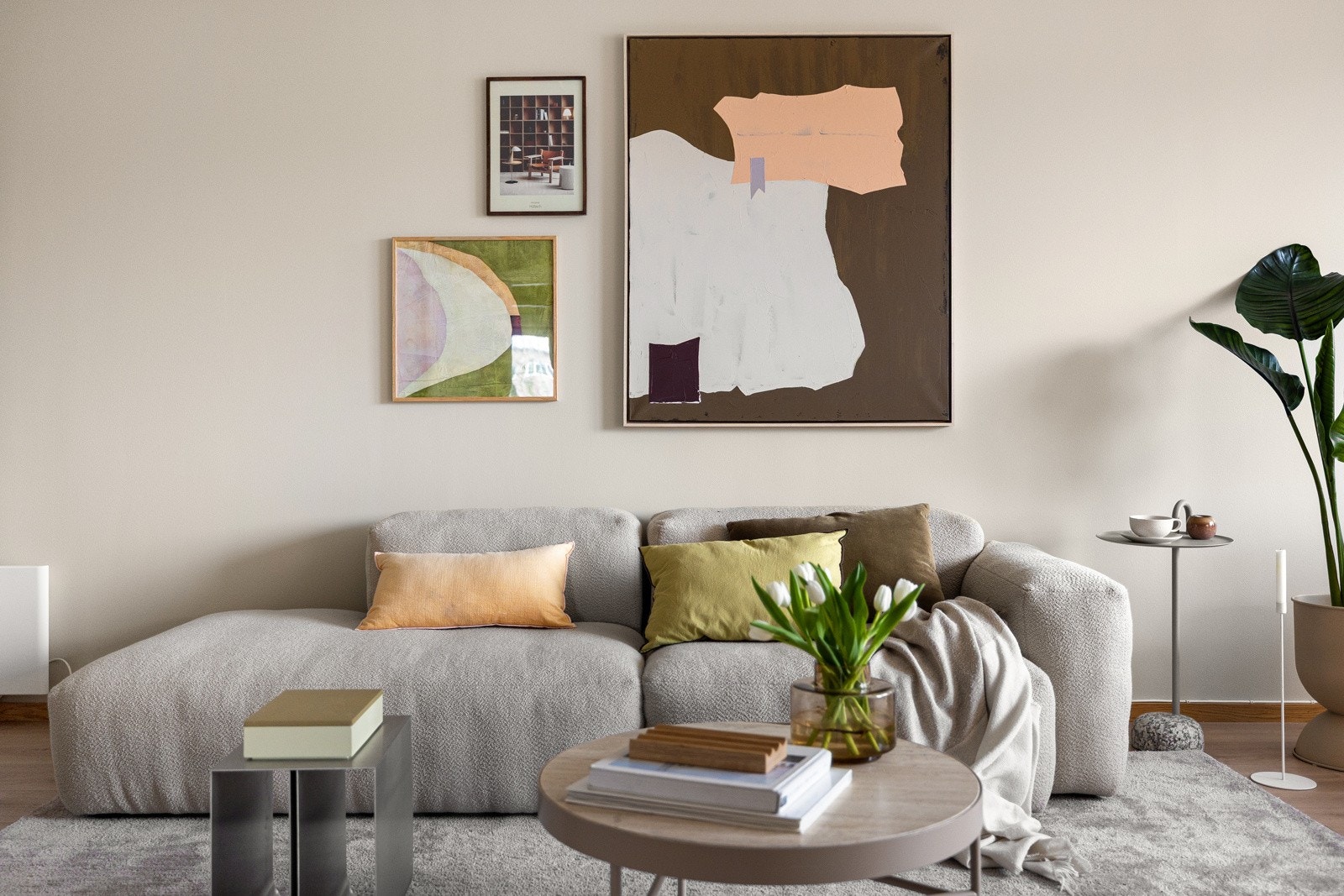 Leiligheten preges av lyse fargevalg og en god planløsning som skaper ulike sosiale soner. Galleribilde