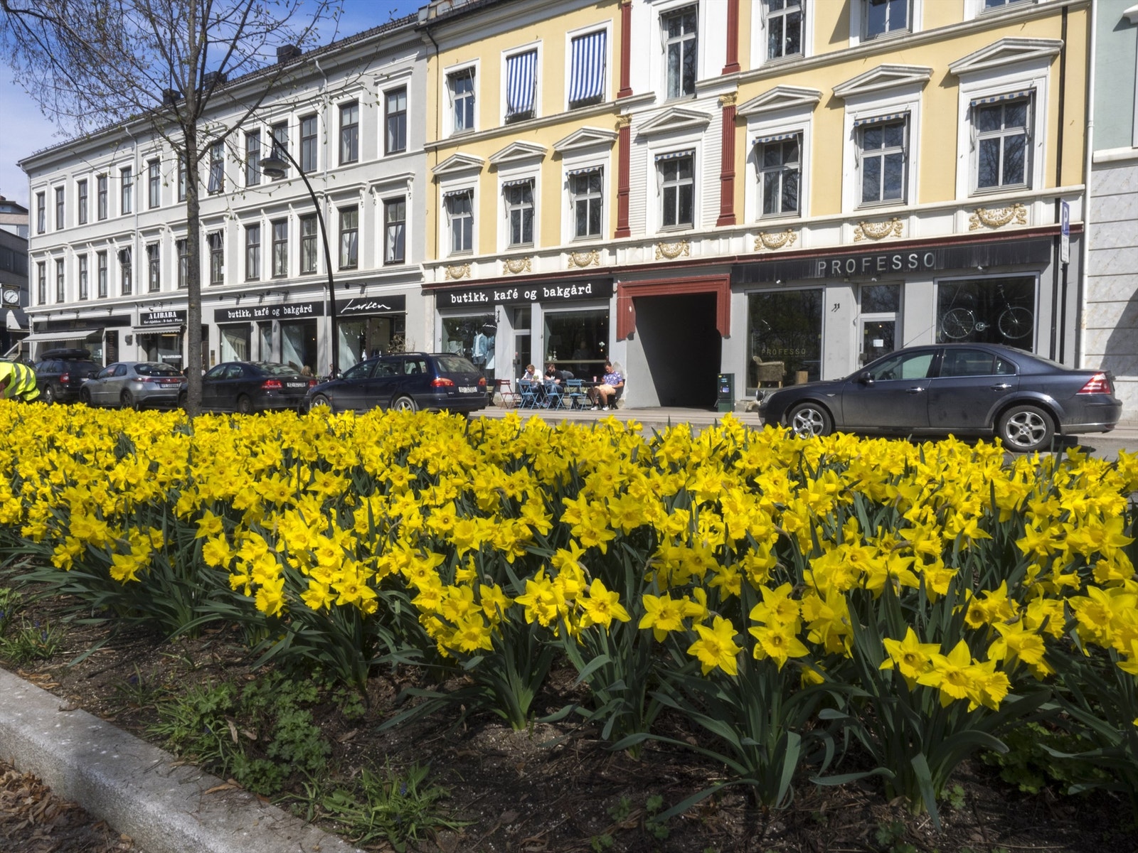 Det er gode kollektiv transport muligheter både med bussholdeplass nesten rett utenfor døren og togstasjon ca 10 minutter gange fra leiligheten. Galleribilde