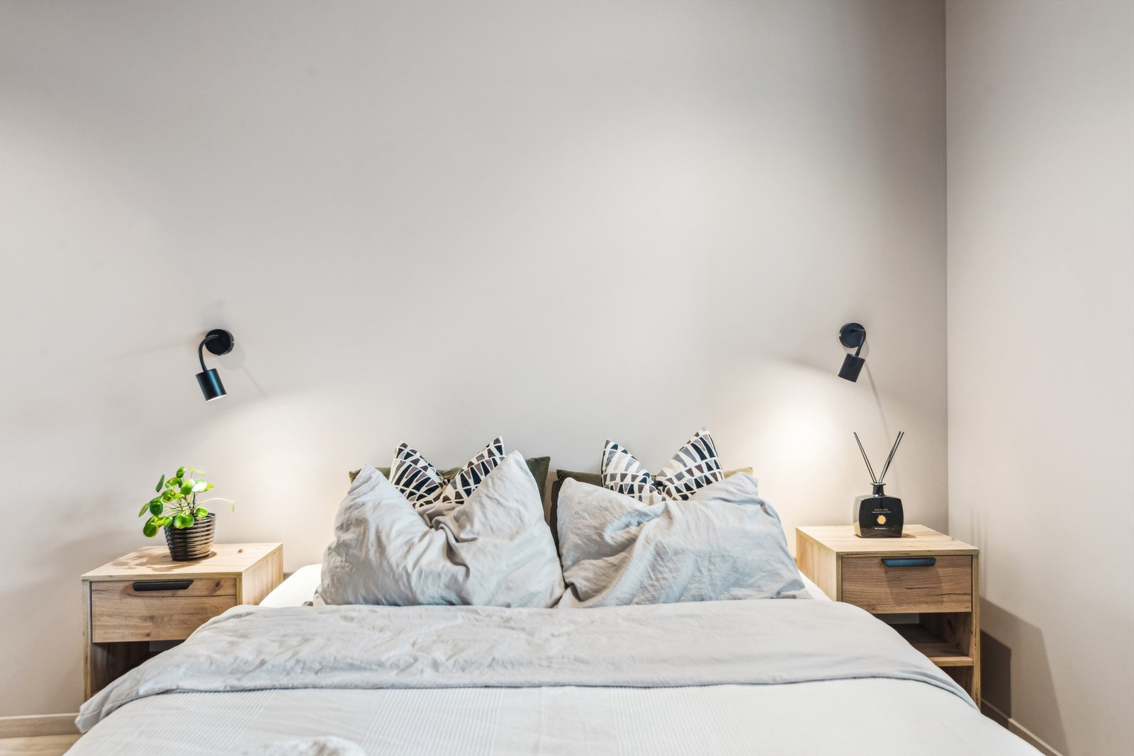 Hovedsoverommet har også god plass til dobbeltseng og tilhørende soveromsmøbler. Galleribilde