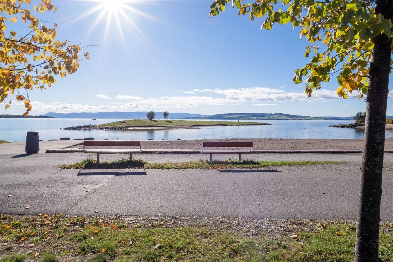 Kort veg til Koigen og Mjøsa, med fine rekreasjonsmuligheter, parker og stier. Galleribilde