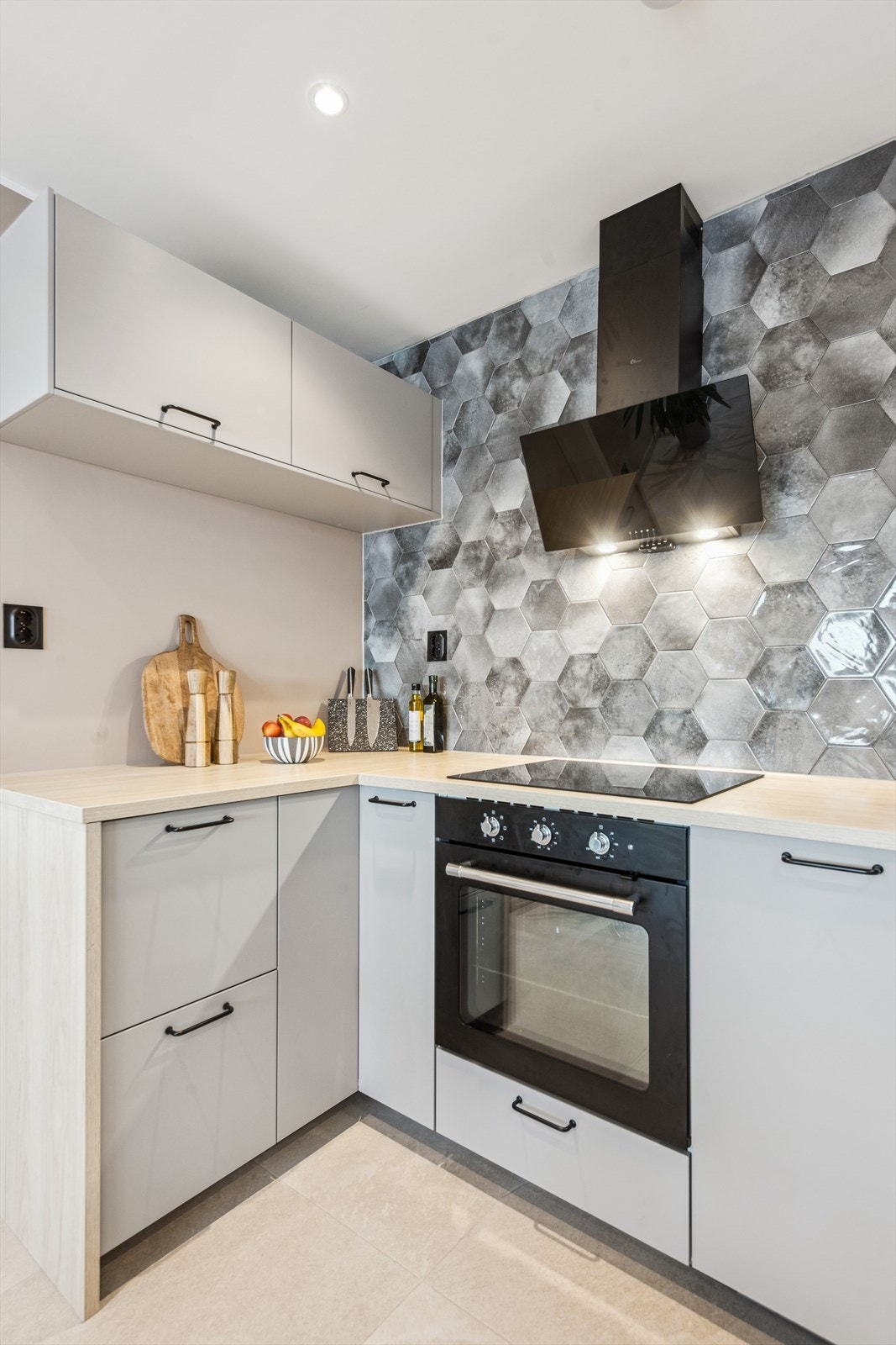 Kjøkkenet er fra IKEA med tidsriktig farger og materialer. Galleribilde