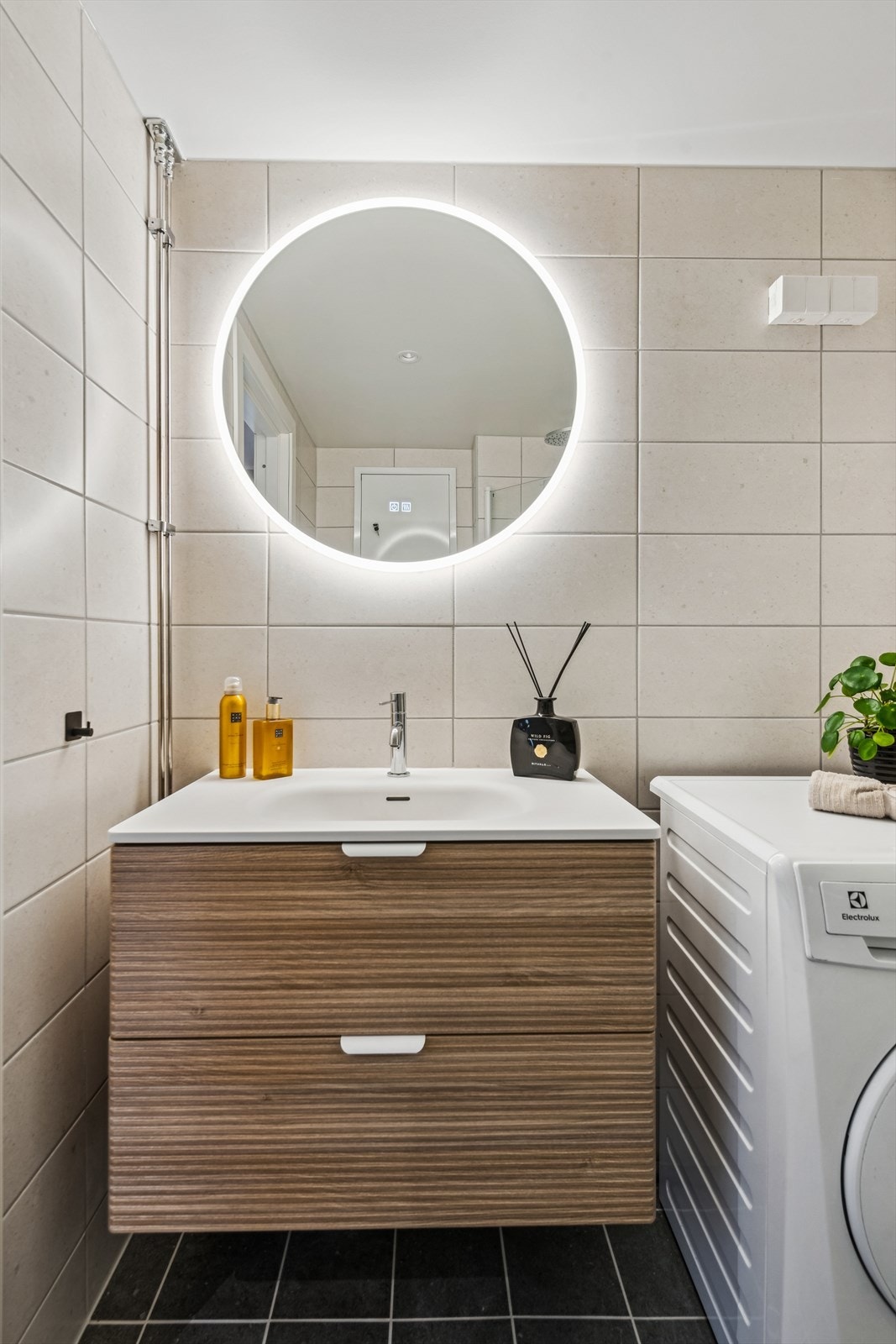 Moderne innredning med god oppbevaringsplass i skuffer. Galleribilde