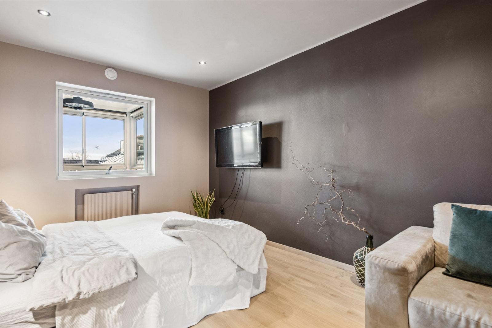 Leiligheten varmes opp gjennom varmekabler i gulv og panelovner på soverommene. Galleribilde