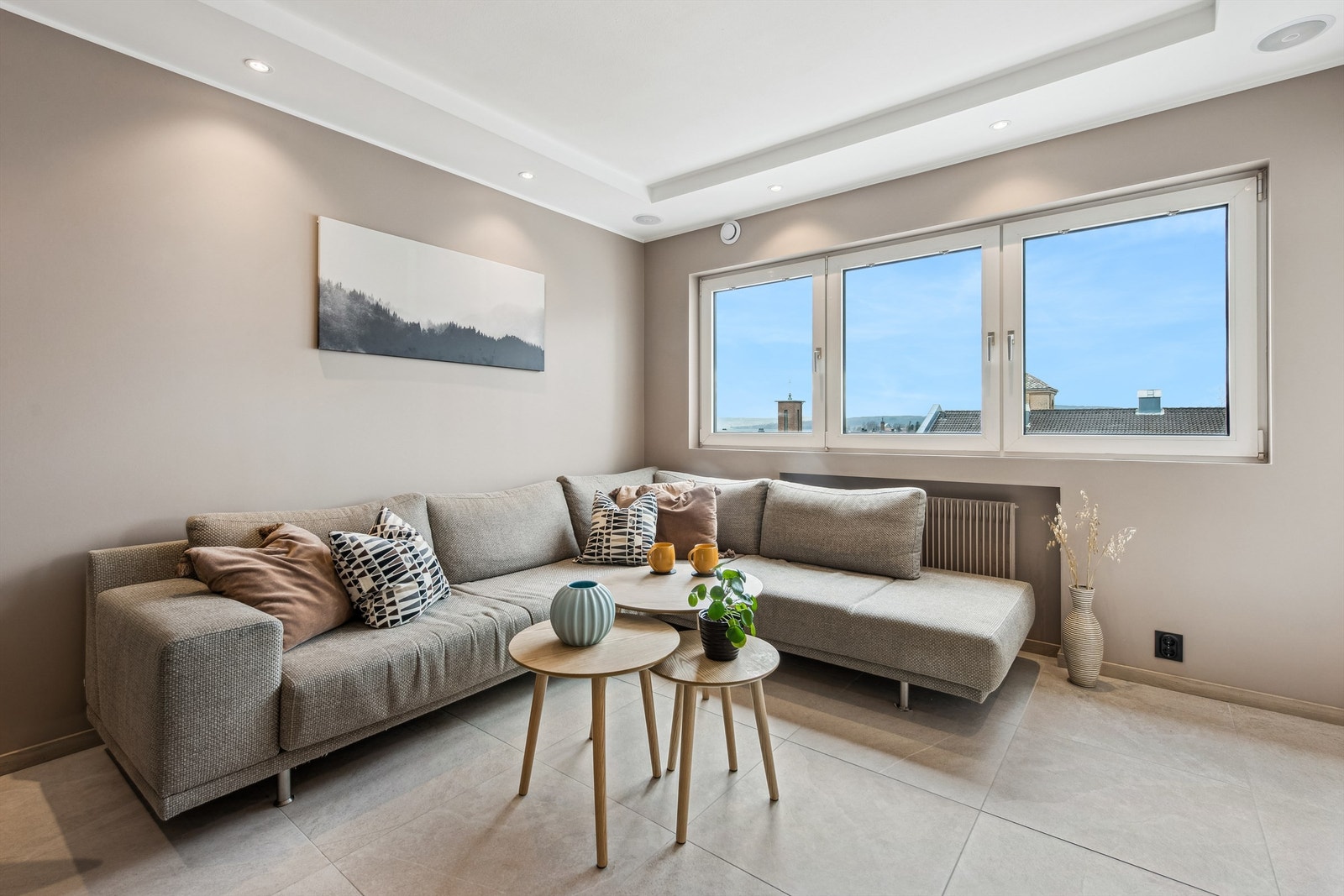 De store vinduene slipper inn rikelig med lys inn i rommet. Galleribilde