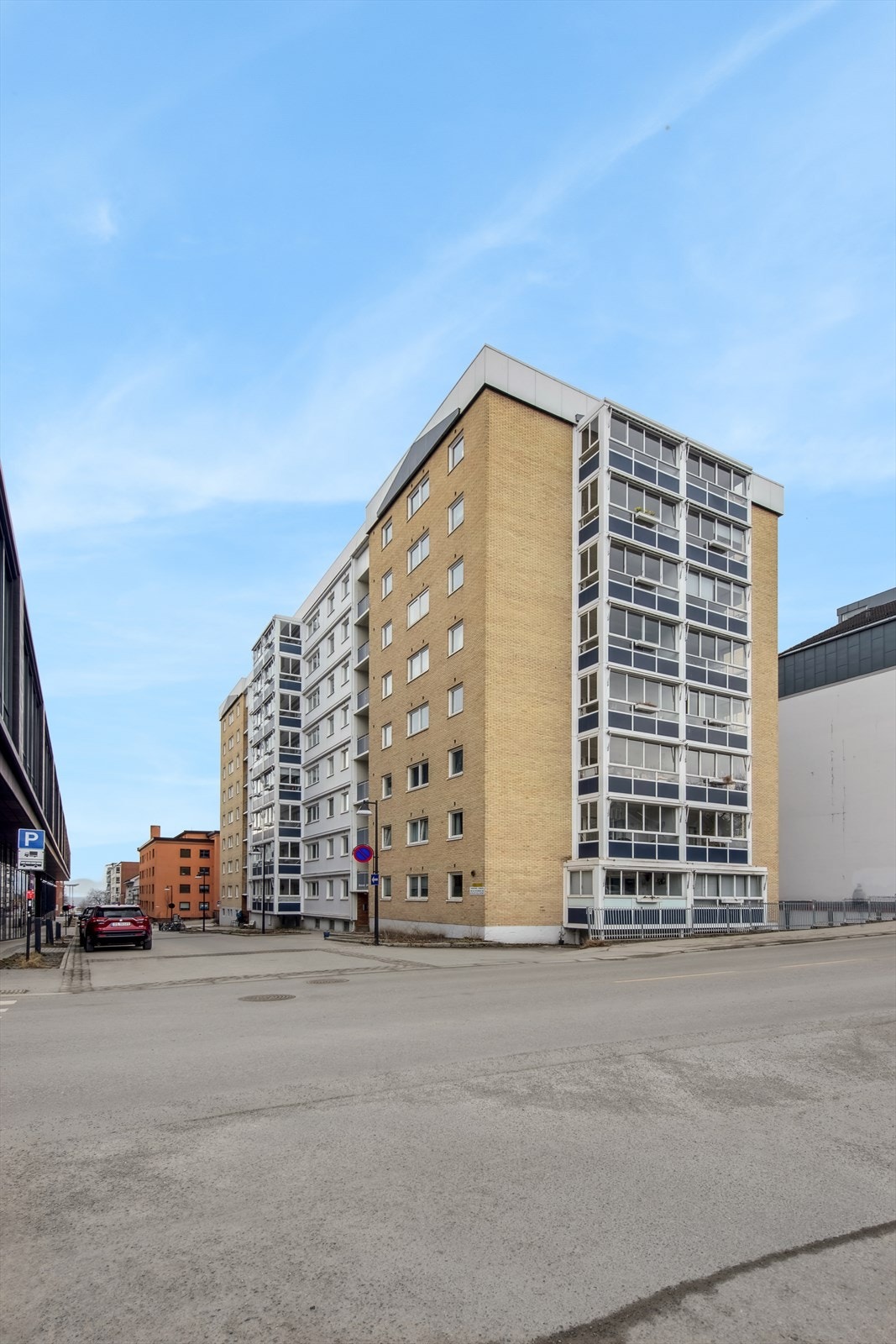 Det er heis og trapp opp til leiligheten. Plass i parkeringskjeller leies ut etter venteliste. Gateparkering etter gjeldene satser. Galleribilde